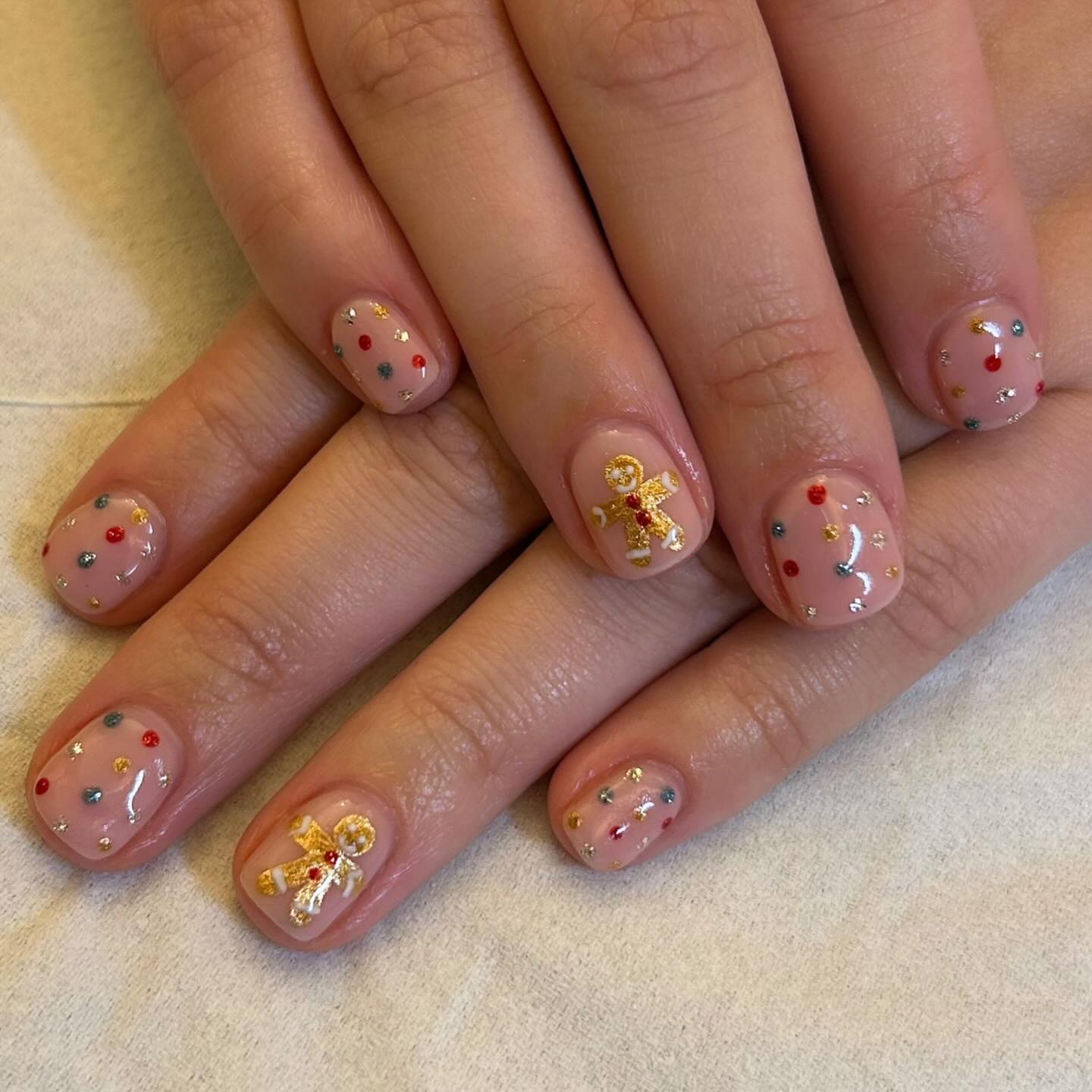 🎄✨ Christmas cuteness overload!
Festive confetti dots and little golden gingerbread details the sweetest christmas nails. 🍪✨
@izabellehammonuk