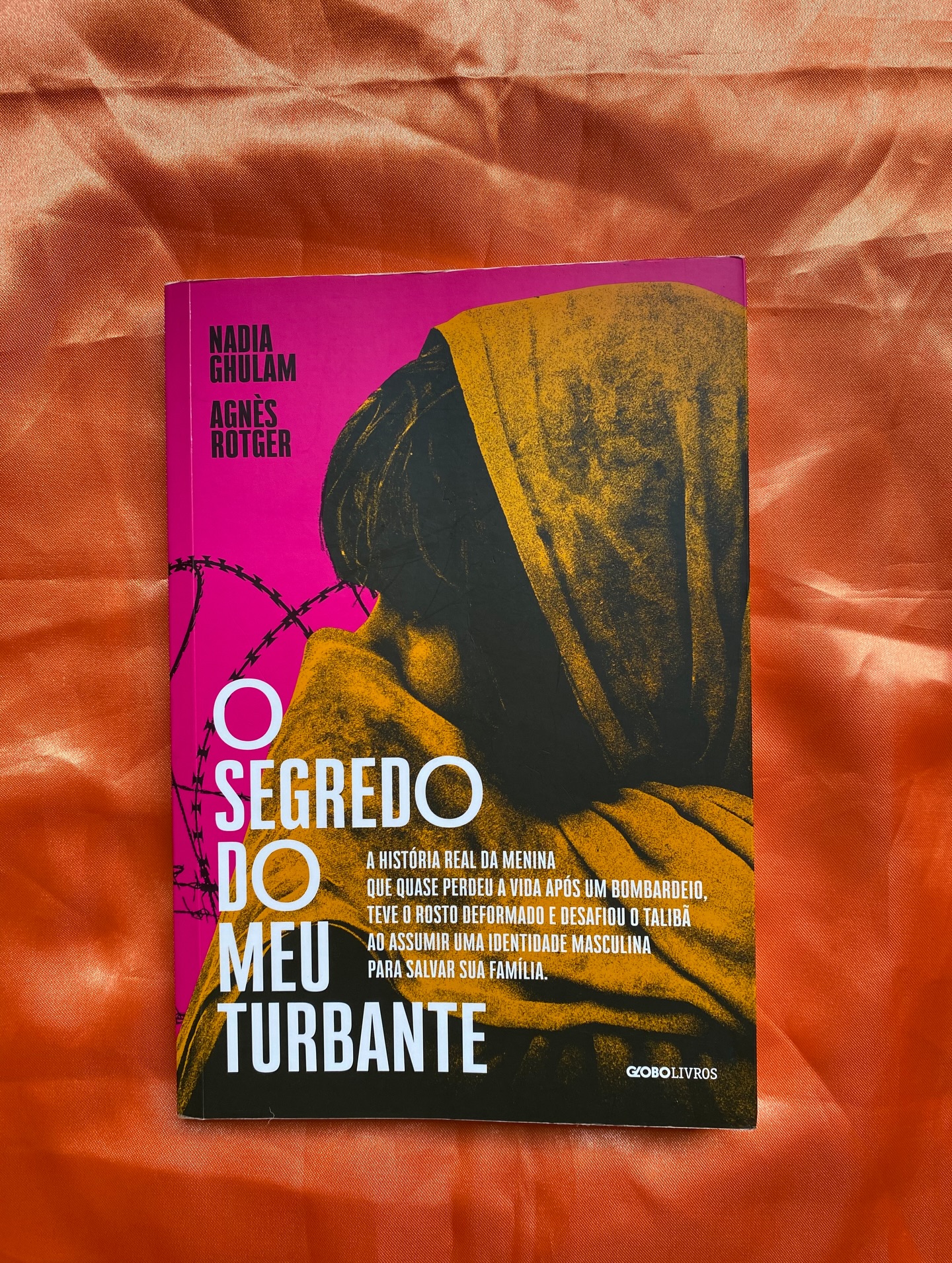 O SEGREDO DO MEU TURBANTE - Nadia Ghulam e Agnès Rotger
Nota:⭐⭐⭐⭐⭐
O Segredo do meu turbante conta a história de Nadia, uma menina afegã que viu a sua vida mudar completamente com a chegada do Talibã em Cabul, no Afeganistão, em 1996. Se viu ter que vestir as roupas de seu irmão mais velho e ser a provedora da casa aos 10 anos.
Filha de um grande comerciante da região, Nadia tinha uma infância feliz, estava frequentando a escola e se sentia segura, na companhia do seu irmão mais velho, Zelmai e suas duas irmãs mais novas, em sua casa, que nas sextas era sempre cheia de amigos e parentes para as festas que a sua família dava, regadas de muita comida e alegria. Mas, com o tempo, Nadia via que algo estava mudando, percebia conversas acaloradas do seu pai com amigos referentes à situação do país.
Com o passar do tempo, as sextas foram ficando mais vazias, as mulheres começaram a usar burca e ficaram mais em casa. O seu pai havia perdido a loja de tapetes e o dinheiro começou a ficar mais escasso com as bombas que caíam, e tinham que buscar um lugar seguro. Em uma das poucas noites em que todos conseguiram se juntar como antes em um jantar na casa da sua tia com a presença de primos, o inesperado aconteceu. Uma bomba acabou caindo no local onde Nadia estava brincando. E nada mais se viu.
Quando acordou, estava em uma cama de hospital, sentia dor no rosto e corpo, não entendeu o choro de sua mãe nem fazia sentido as palavras ditas por ela. Ao olhar à sua volta, viu centenas de outros corpos como o seu, crianças acamadas, sangrando, acompanhadas de seus pais ou sozinhas. Até que a sua mãe explica com calma, a bomba que a atingiu foi há 6 meses e desde então eles estavam sem casa e morando de favor na casa de parentes ou em abrigos. A guerra que Nadia viu no começo tinha se prolongado e ficado bem mais feroz do que ela poderia imaginar.
Leia a resenha completa no blog através do link na Bio.
#Resenha #biografia #afganistão🇦🇫 #autobiografia #globolivros #nadiaghulam #agnèsrotger #guerra #livro #literaturaafegã #mulheresafegãs #direitosdamulher #resenhaliterária #querra #books #bookinstagrammer #instabook #feed #bookfeed #mulheresnaguerra
