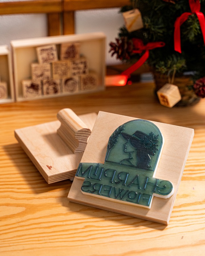 O último envio do ano diz sempre mais do que parece.
Mostra se a tua marca mantém o cuidado até ao fim, mesmo neste vai-e-vem típico do Natal.
⠀⠀⠀⠀⠀⠀⠀⠀⠀⠀
Antes de fechares 2025, pensa só nisto:
- O que é que quero que este envio diga sobre mim?
⠀⠀⠀⠀⠀⠀⠀⠀⠀⠀
Se a resposta for “profissionalismo” e “atenção aos detalhes”, estás no caminho certo, porque o último envio não fecha só o ano, abre espaço para começas o próximo ainda melhor! 😉