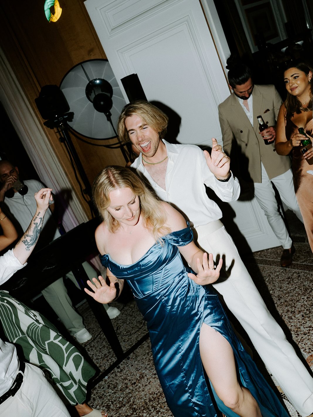 Sympathy for French Riviera
Villa en bord de mer, groupe jazzy, opulence et style : un sacré mélange pour le mariage très réussi de Garett & Luke venus tout droit de Grande Bretagne !
@lafileuse_dorties @lionstoneevents @laurineblly @thebuckrider @c__fleuri #rollingstonevibes #frenchrieviera #villa #weddingonthebeach #weddingstyles #weddingplanner #weddingdesigner