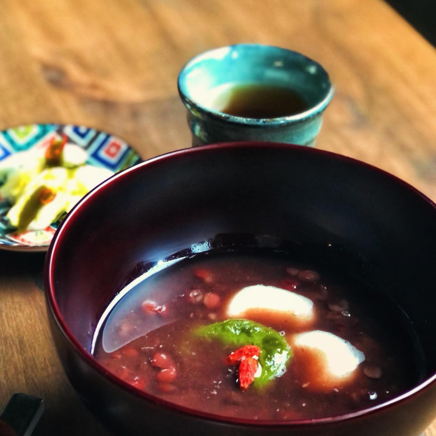 ⁂⁂ ほっこりおぜんざい ⁂⁂
北海道産小豆をじっくりコトコト煮込み、
きび砂糖と藻塩で優しい甘さに仕上げました。
モチモチトロっな自家製白玉には、
薫りも楽しいお抹茶風味も添えて。
身体を温め、むくみや胃腸の働き