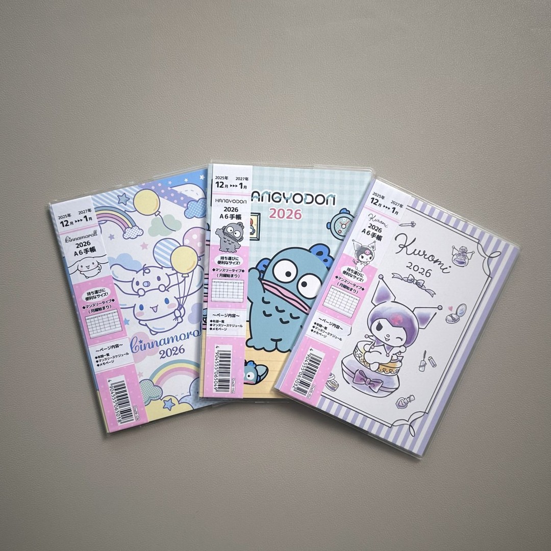 𝐍𝐞𝐰 𝐀𝐫𝐫𝐢𝐯𝐚𝐥: 𝐒𝐚𝐧𝐫𝐢𝐨 𝐂𝐡𝐚𝐫𝐚𝐜𝐭𝐞𝐫 𝐌𝐨𝐧𝐭𝐡𝐥𝐲 𝐏𝐥𝐚𝐧𝐧𝐞𝐫
Less than a month until 2026, are you ready? ✨
These beautiful Sanrio Monthly Planners sold quickly and the last copies are now available online now!
This handy A6 planner comes in full colour with 40 pages, perfect as a daily record notebook or a cute reminder to keep you organized. These beautiful and simple designs bring you joy every day. 💖
Hope you like them.
#oneministore #stationryshopinuk #mobilestationeryshop #onlineshop #stationery #Sanrio #planner2026 #cinnamoroll #kuromi #hangyodon #Japan #手帳 #文具 #文房具 #文具控