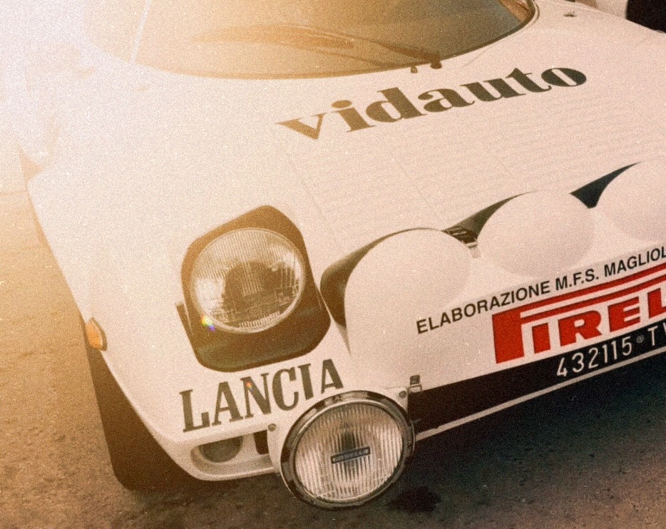 Lei non scende a compromessi. È un auto nata per vincere.
La Stratos del ‘74 fu la prima auto in assoluto progettata esclusivamente per dominare i rally.
Il suo segreto? Un design a cuneo radicale di Bertone e un cuore V6 Dino di derivazione Ferrari che le permise di vincere il primo dei suoi tre titoli mondiali costruttori. Un pezzo di storia che percorre nel nostro presente.
Grazie ad Antonino Damiani e ad Antonino Albano per averci deliziato con la loro presenza e quella di quest’auto
leggendaria, durante l’ultima edizione della TME 🤍
#TrapaniMonteErice #LanciaStratos #1974