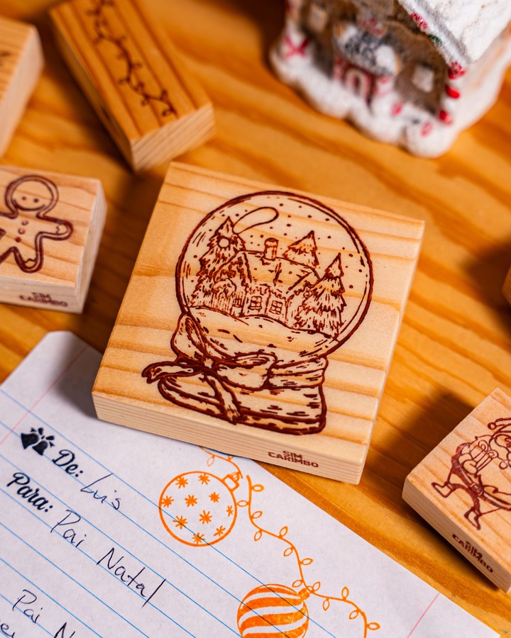 Quem precisa de bolas de neve quando pode ter globos… de carimbo? 😏
Este Natal promete deixar marca e não é só na árvore!