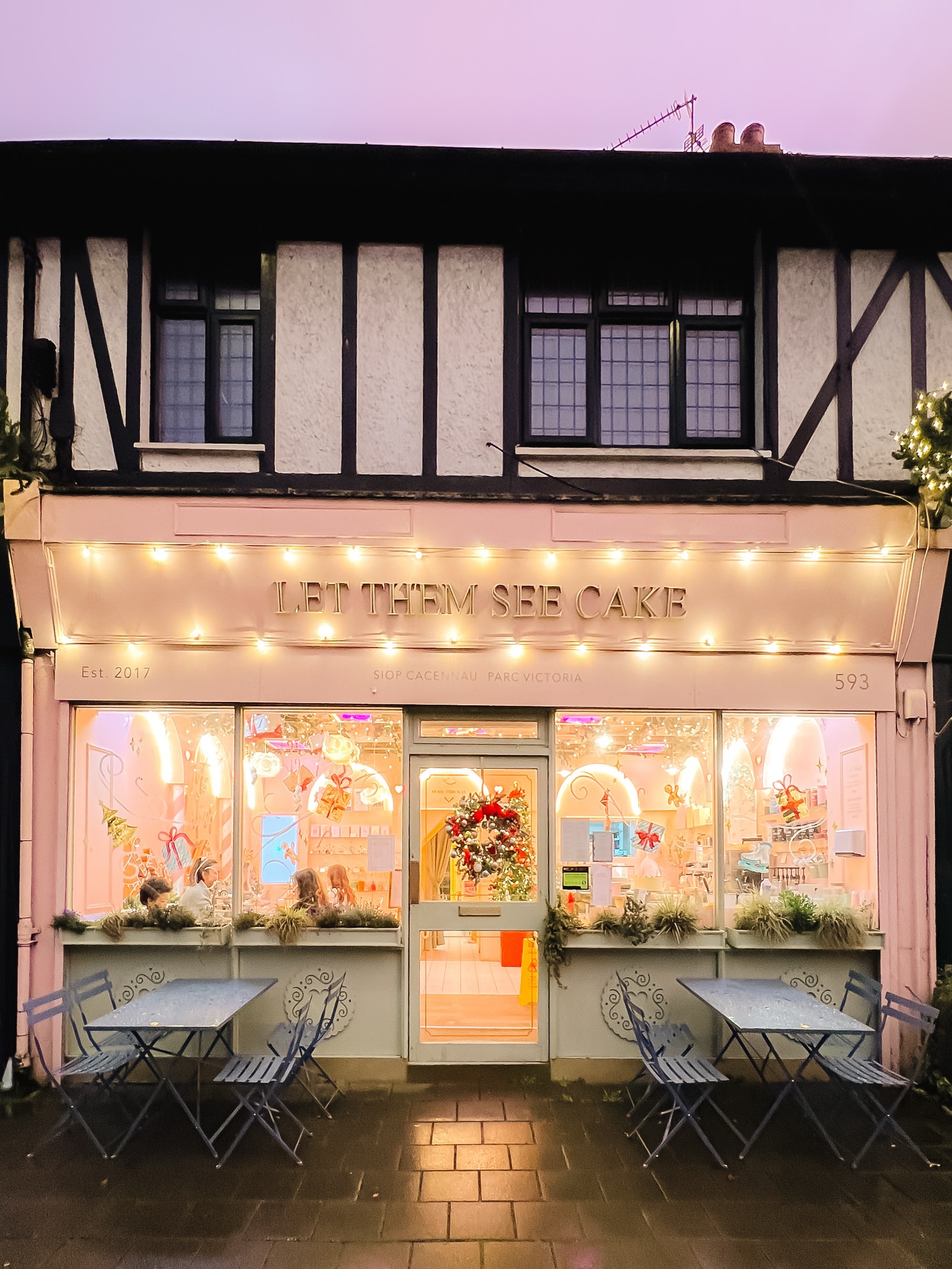 “Pink sky at night, cake baker’s delight” we think the saying goes🥴 🩷
We’re feeling very festive at LTSC, even the door is sporting a fresh wreath made by the main man himself @gareth_cakes .
Come grab some of your very own joy in a box🍰🫶
Ar agor tan 17:30 heddi a fory 10:00-16:00/ Open until 17:30 today and 10:00-16:00 tomorrow ⭐️
#letthemseecake #pinksky #cakeshop