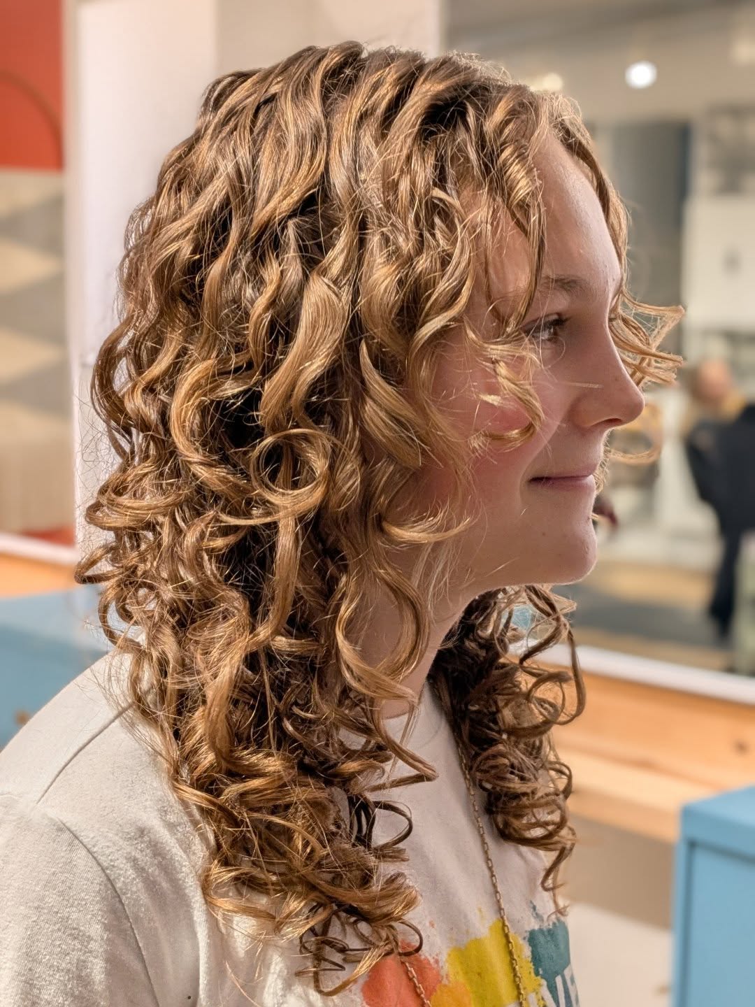 We still have some availability before the year ends. If you want to look good for that special holiday party let us know. Haircut by @hairondisplay
.
.
.
.
.
.
.
#curlycut #curlyhair #curlyhaircut #southbayhairsalon #redondobeachairsalon #summerhousesalon