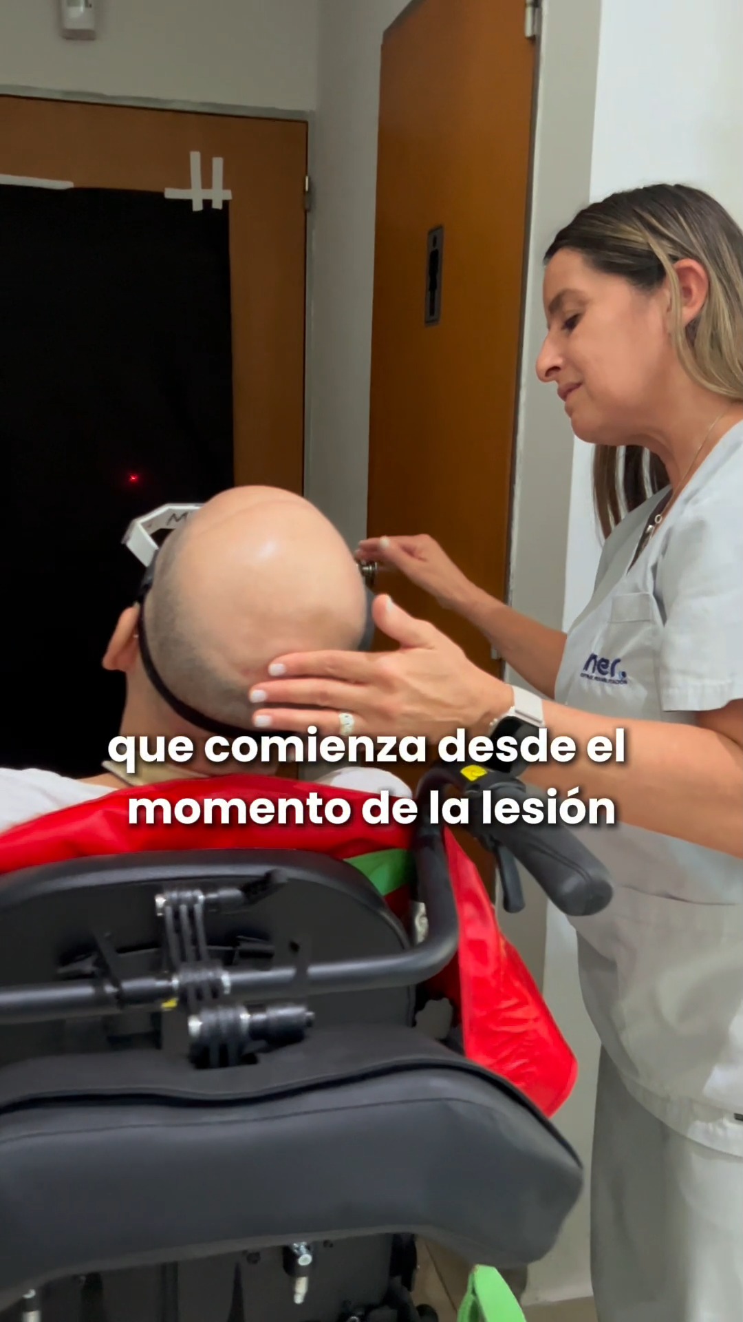 🧠✨ Intervención temprana en TEC
En un traumatismo craneoencefálico, el cerebro sufre una lesión primaria en el momento del impacto y, luego, una lesión secundaria que puede ser más extensa y con secuelas a largo plazo.
Por eso, la intervención temprana es fundamental.
Desde el ingreso del paciente realizamos escalas específicas para evaluar el nivel de alerta y el estado de conciencia. Esto nos permite planificar estrategias de estimulación sensorial personalizadas, que comienzan desde el inicio de la recuperación y se sostienen de manera interdisciplinaria.
👨👩👧👦 El acompañamiento familiar es un eje central: brindamos información clara, orientación y contención emocional para que puedan participar activamente en el proceso rehabilitador.
Aprovechar la plasticidad cerebral en el estado agudo nos permite optimizar al máximo los resultados y potenciar cada avance del paciente.
✨ La intervención adecuada, en el momento adecuado, transforma la rehabilitación.
#Iner #IntervenciónTemprana #TEC #RehabilitaciónNeurológica