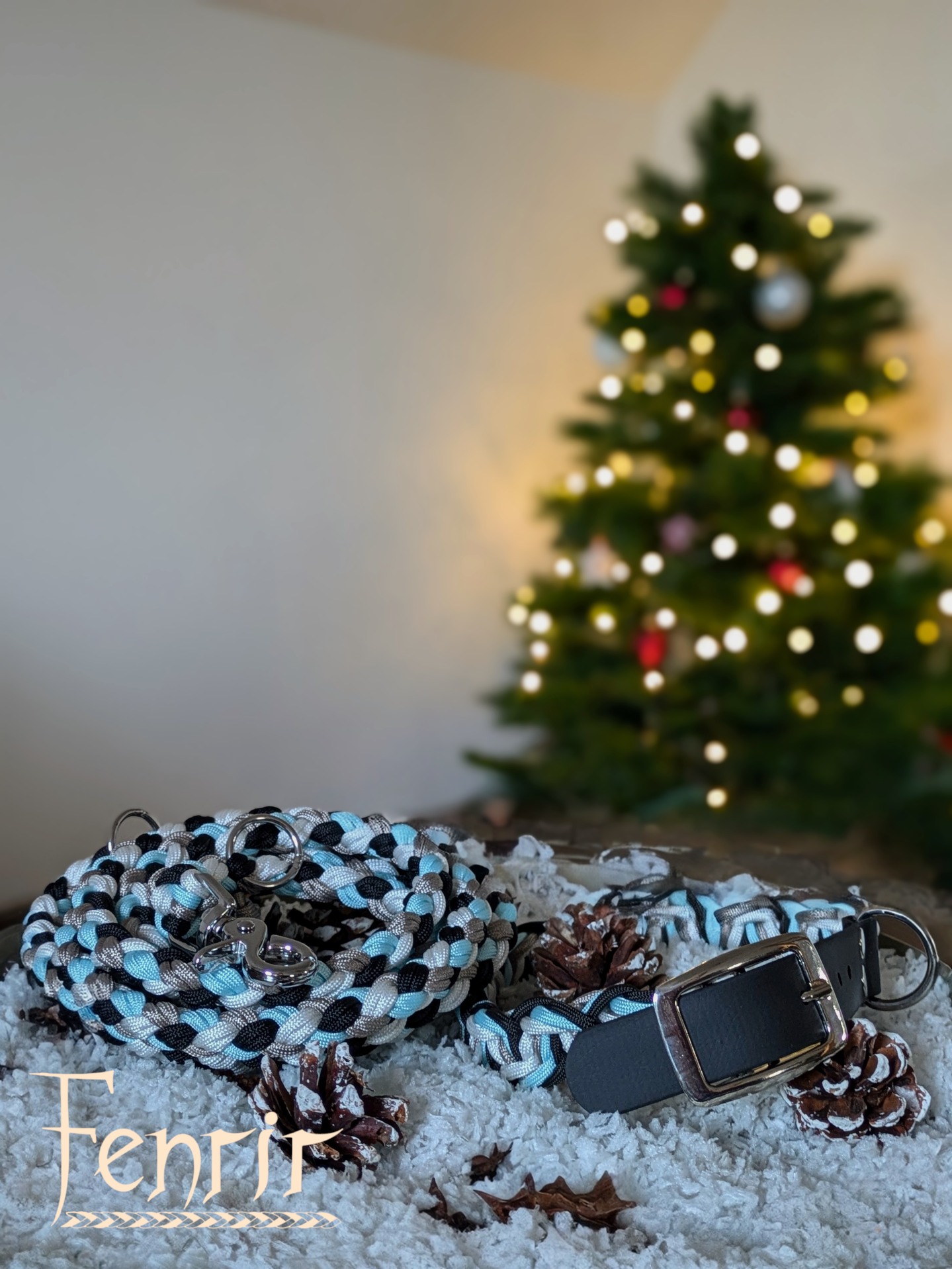 Der 1. Advent erinnert mich immer daran, wie schön es ist, für einen Moment langsamer zu machen.
In dieser stillen, warmen Adventsstimmung liebe ich es besonders, meine Sets einzufangen, so wie hier. ✨🌲
Habt einen wundervollen, sanften 1. Advent!
#Adventszeit #Adventsmagie #Weihnachtsstimmung #HandmadeWithLove #ParacordDesign #HalsbandLiebe #Hundeaccessoires #paracord #smallbusiness #fenrirhandmade #blau #schwarz #hundeliebe