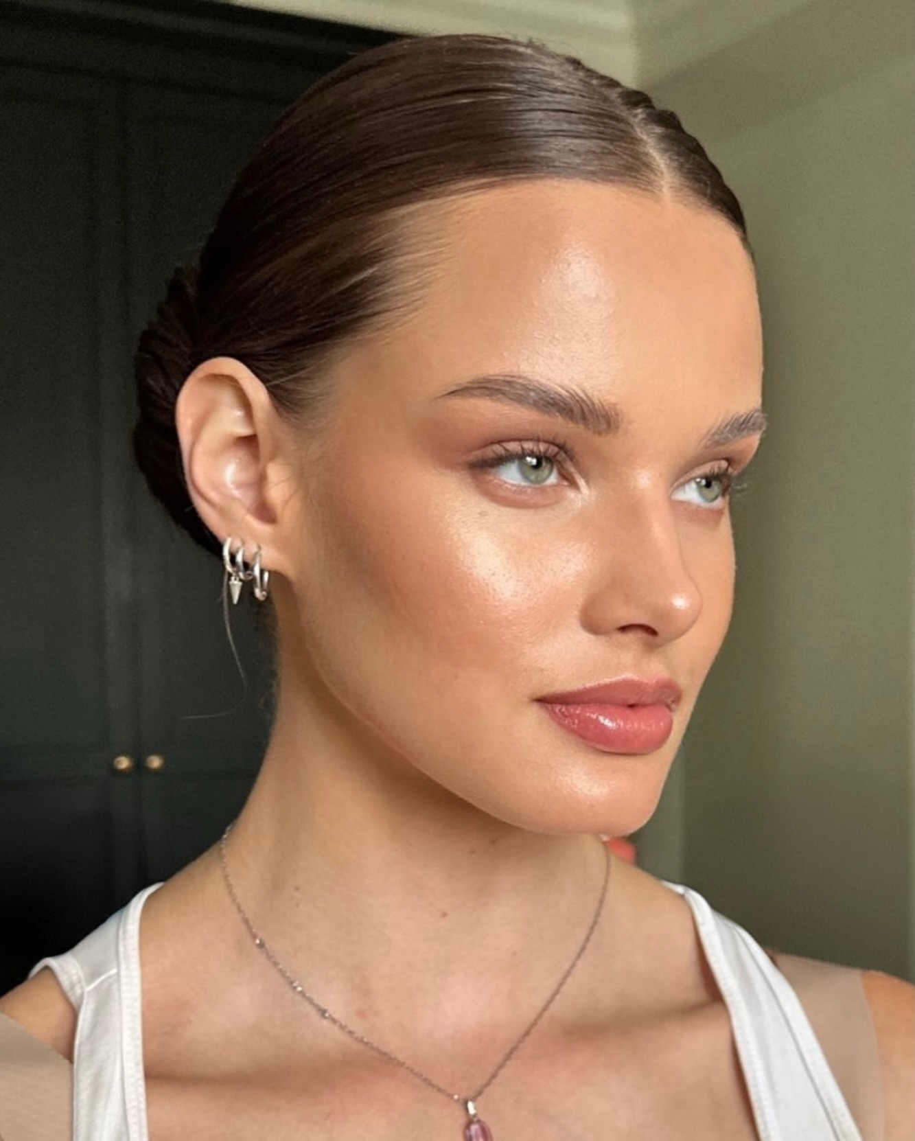 ✨ Effortless, glowing, and timeless ✨
This full face of makeup by our head artist, ASH, proves that full coverage doesn’t have to look or feel heavy.
This look was created using foundation, concealer, powder, eye base, shadow, liner, mascara (no lashes!), lip liner and gloss, plus cream and powder bronzer, blush, and highlight. Every step carefully applied where needed only to enhance natural beauty.
At Bridal Glow Co, we believe in creating looks that feel like you, only elevated.