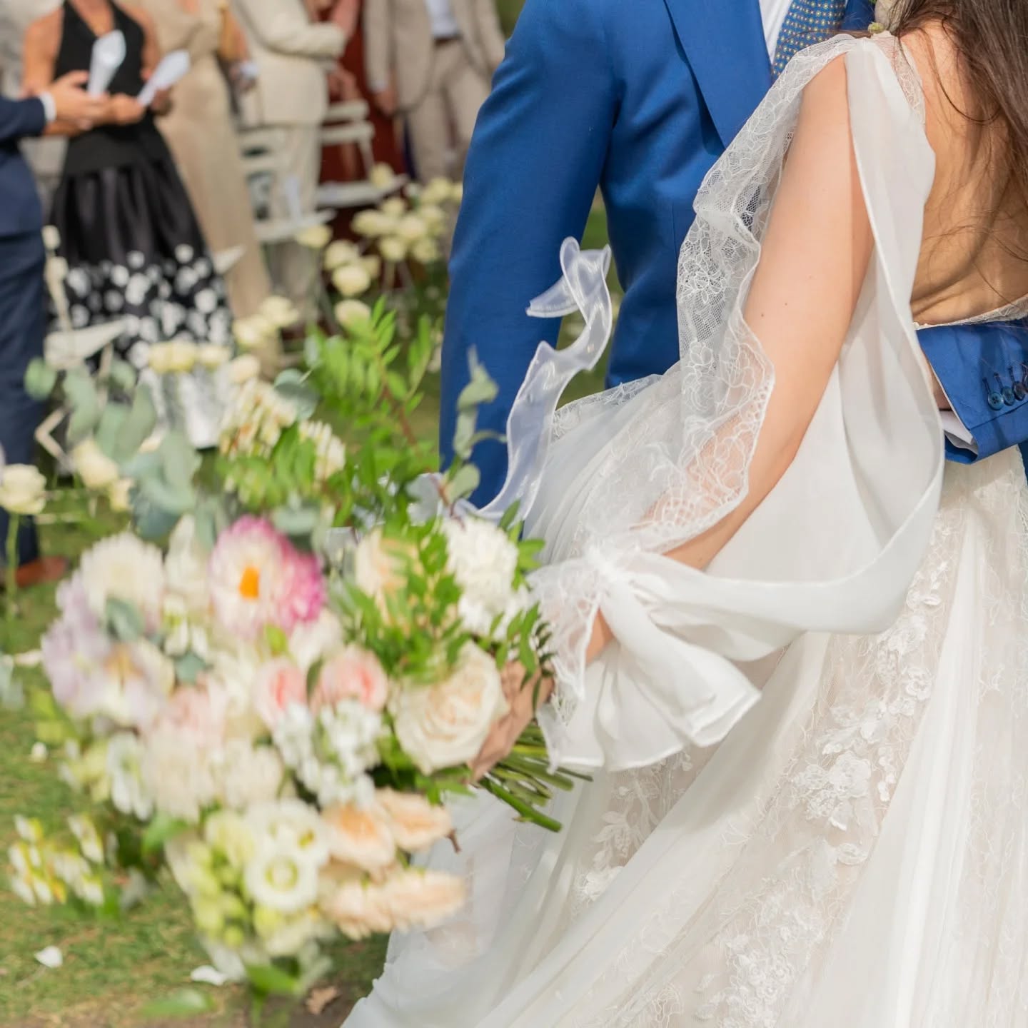 Le bonheur de revoir les photos de ce magnifique mariage de Lisa & Evan au @chateausaintlaurent , organisée par @weddingdaybychloe, et délicieusement photographié par @ju.cafiero