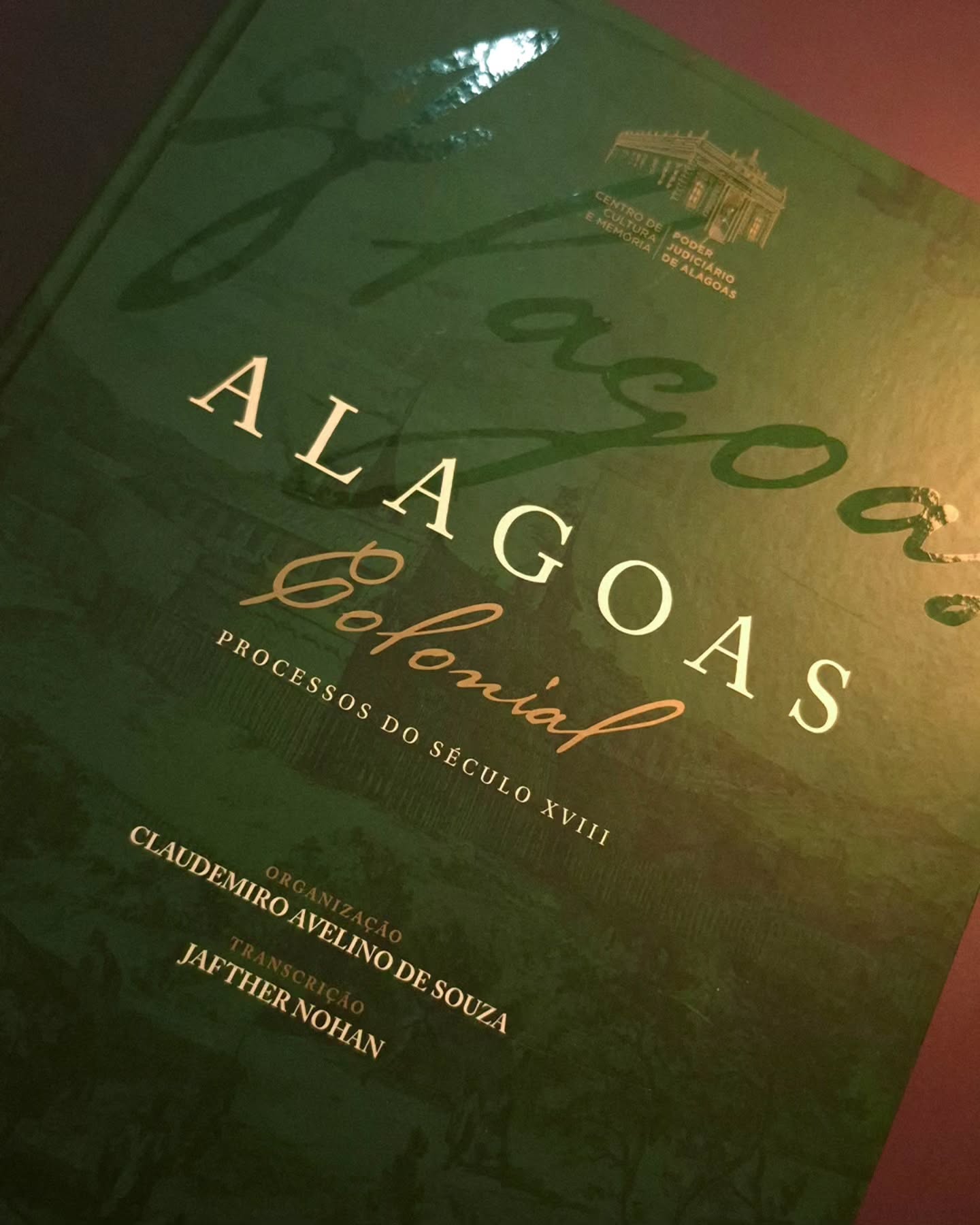 Projeto gráfico do livro Alagoas Colonial - Processos do Século XVIII
Em comemoração aos 132 anos de instalação do Tribunal de Justiça de Alagoas (TJAL), o juiz Claudemiro Avelino lançou, no dia 10 de julho de 2024, o livro Alagoas Colonial. Parte do acervo da pesquisa utilizada na obra, assim como o livro em formato digital e PDF gratuito, está exposto no Centro de Cultura e Memória – CCMTJAL @ccmtjal
Fruto de mais de dez anos de estudos, a obra apresenta sete processos do século XVIII, encontrados nos arquivos da Comarca de Marechal Deodoro. Segundo o autor, esses documentos estão entre os mais antigos de Alagoas e foram selecionados pelo teor de seu conteúdo.
Além de reproduzir os processos originais, o livro traz a transcrição paleográfica dos documentos, oferecendo ao leitor um rico panorama histórico. O exemplar destaca ainda curiosidades da época, consolidando-se como uma importante contribuição para a paleografia, área dedicada ao estudo da escrita antiga.
Texto de: CCMTJAL
FICHA TÉCNICA
Agradecimentos:
Desembargador Fernando Tourinho De Omena Souza
Centro de Cultura e Memória TJ/AL @ccmtjal
Tribunal de Justiça Alagoas @tjal.oficial
Laboratório de Conservação e Restauro (Lacor)
Irina Costa @irinavegar
Mariana Marques @mariana_._marques
Viva Livraria e Editora @vivalivrariaeditora
Organização:
Claudemiro Avelino de Souza @claudemiroavelino
Diretora da Viva Editora:
Sheila Diab Maluf @sdmaluf
Conselho editorial:
Sheila Diab Maluf – Universidade Federal de Alagoas (Presidente)
Antonio Torres - Academia Brasileira de Letras
Flavia Garcia Goulart – Universidade Federal da Bahia
Vera Romariz – Universidade Federal de Alagoas
George Sarmento - Universidade Federal de Alagoas
Luiz Sávio de Almeida – Universidade Federal de Alagoas
Helena Bonito Couto Pereira - Universidade Presbiteriana Mackenzie - SP
Coordenação Editorial:
Fernanda Lins
Projeto gráfico e capa :
Núcleo Zero @nucleozero_
Diagramação e tratamento de Imagens:
Werner Salles @wernerbagetti
Rebecca Machado @bec_machad0
Ilustrações:
Weber Salles Bagetti @webersalles
Revisão ortográfica:
Lígia Dalva Ataíde Lima e Silva
Técnico Paleógrafo:
Jafther Nohan @nohandesire