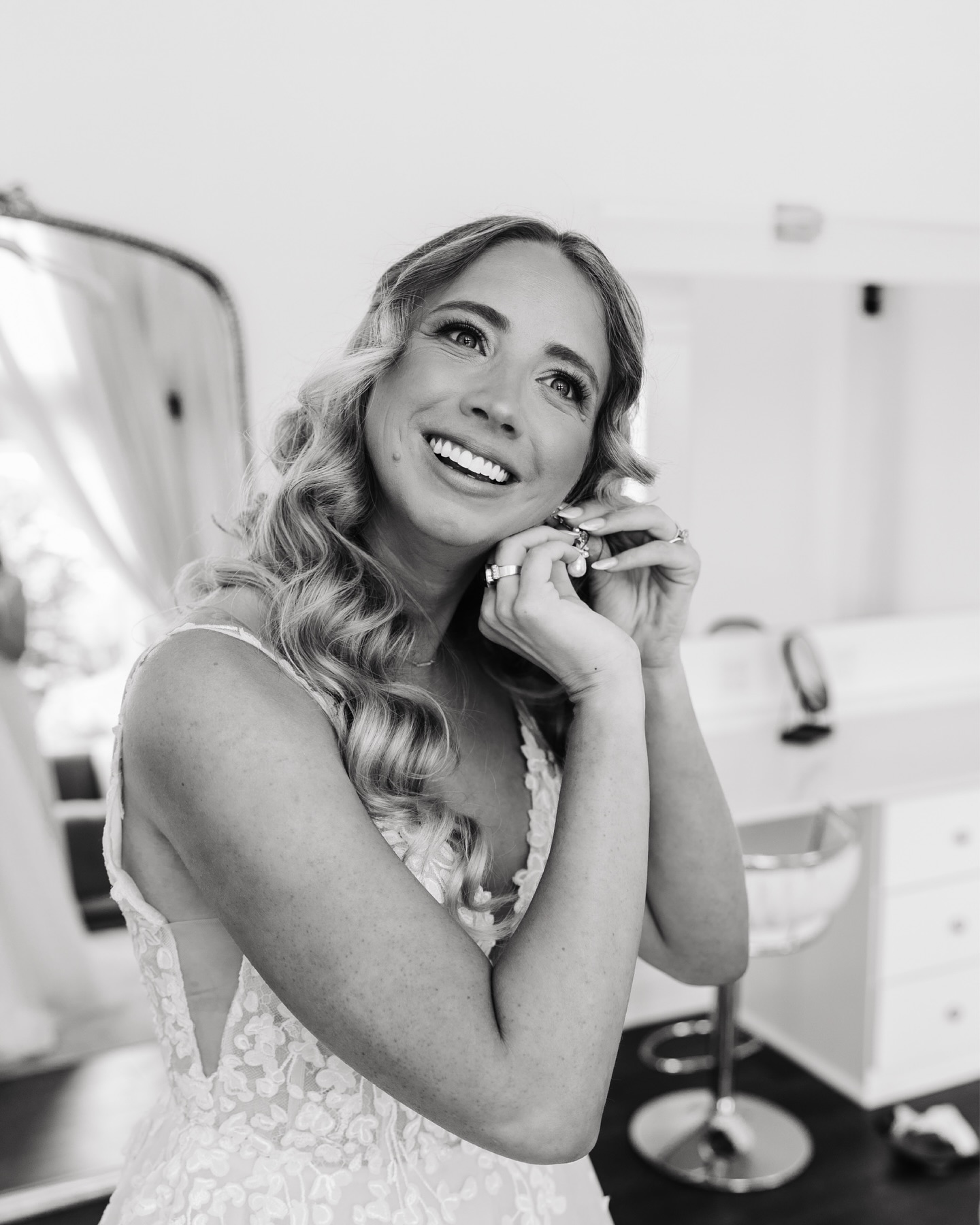A L L I S O N 🤍 8.17.26 ✨ THE most laid back bride in the history of brides!!! what a sweetie, loved the classic glam we chose for her big day- simple and timeless.
photo- @marissawileyphoto
makeup - @muachelseakay
hair- @weddinghairfairy @kbb.salon
planner- @a.simple.planner
venue- @the_sixpence
#muachelseakay #travelmua #professionalbridalmakeup #weddingdaymakeup #weddingmua #indybrides #indywedding #indianamua #louisvillebride #cincinnatibride #morphebabe #charlottetilburyartist #macpro #temptupro #narscosmetics #indianapoliswedding