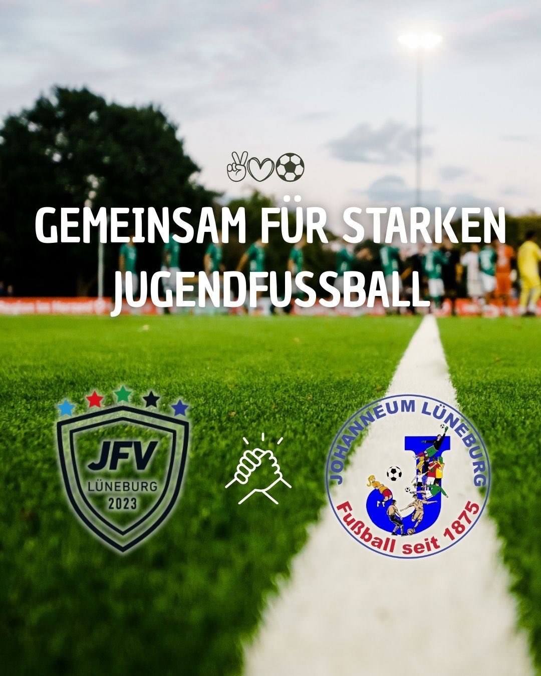 Gemeinsam für starken Schul- und Vereinsfußball! ⚽️📚
Mit unserer neuen Partnerschule, dem @gymnasium_johanneum Lüneburg, bündeln wir fachliche Kompetenzen, schaffen klare Grundlagen und stärken uns gegenseitig.
Das Johanneum kann künftig auf die sportlichen Strukturen und Erfahrungen des JFV zugreifen. Gleichzeitig möchten wir Mädchen und Jungen darin unterstützen, ihre Leidenschaft für Fußball mit dem Schulalltag zu verbinden – von Breitensport bis hin zu leistungsorientierten Wegen in Bezirks-, Landes- oder Niedersachsenliga. Immer im Einklang mit Schule, Familie, Freundeskreis und ihrem Lebensmittelpunkt in der Hansestadt Lüneburg.
Ein erstes gemeinsames Highlight steht bereits fest:
🎉 Die Mädchen-Schülerauswahl des Johanneum nimmt am Sparkassen-Cup des JFV teil!
Wir freuen uns auf die Zusammenarbeit und viele gemeinsame Schritte für die Fußballjugend in Lüneburg. 💚🤝