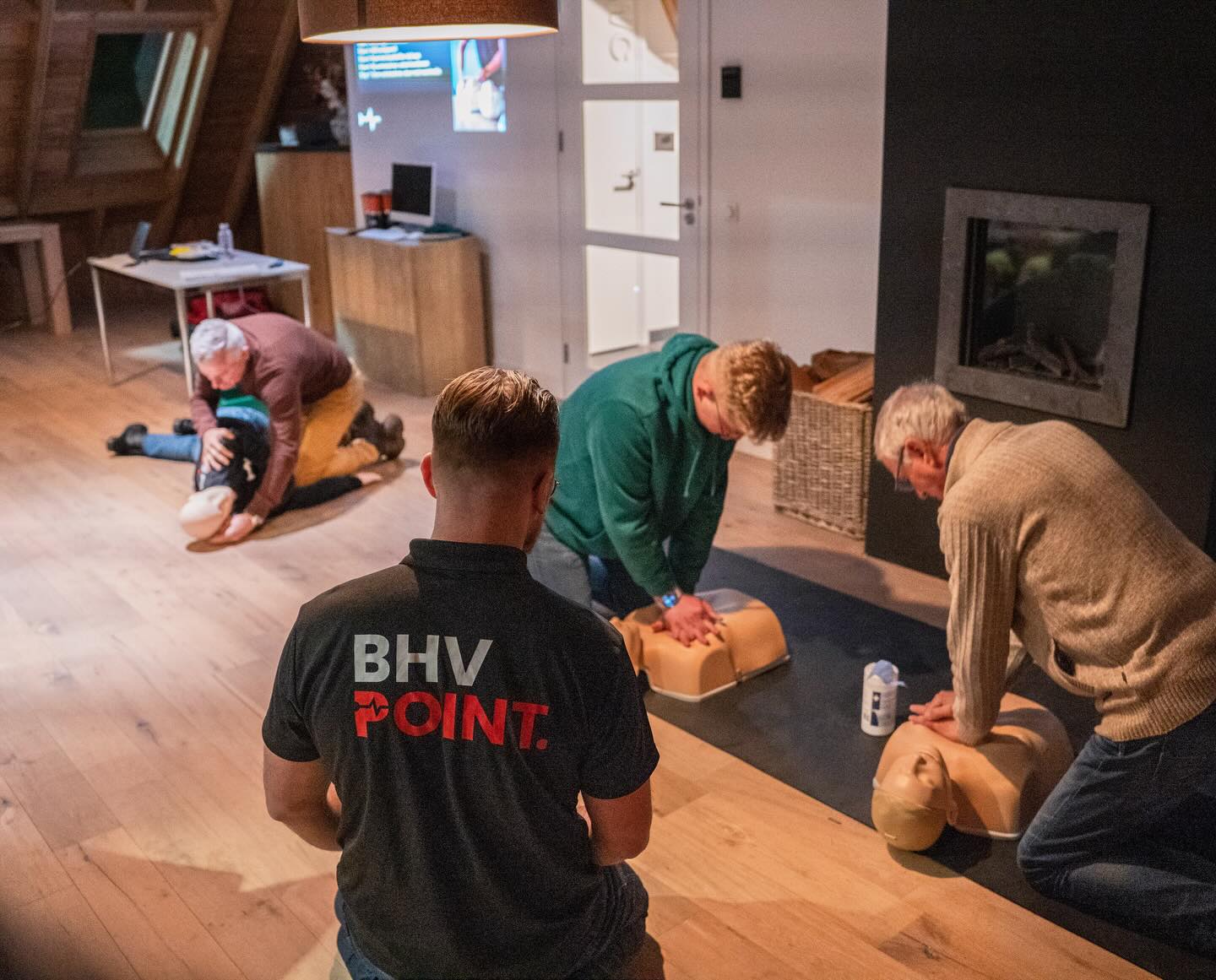 Elk jaar 17.000 hartstilstanden buiten het ziekenhuis...
Duizenden sterven onnodig.
Weet jij hoe je een AED moet gebruiken?
Durf jij te reanimeren?
Bij @laakhuisje wel!
Dankzij @rabobank Stimuleringsfonds hangt er nu een AED.
12 leden gratis door BHVpoint getraind.
Want dit is geen cursus.
Dit is levens redden!
Dit gebeurt bij jouw club.
Bij jouw beste vriend.
Bij jouw kind.
Bij jou.
Is jouw vereniging nog steeds niet voorbereid?
Dm= ik regel het. Morgen nog.
#veiligheid #safetyfirst #bedrijfshulpverlening #BHV #ehbo #veiligheidsbewustzijn #bedrijfsveiligheid #veiligewerk #noodsituaties #levensreddendhandelen #praktijkgerichteopleiding #eerstehulp #AED #ontruimingsoefening #veiligheidsopleiding #hulpverleners #teamwork #BHVpoint #TeamBHVpoint #BHVpointTraining #putten #Veluwe #Ermelo #Harderwijk #nijkerk