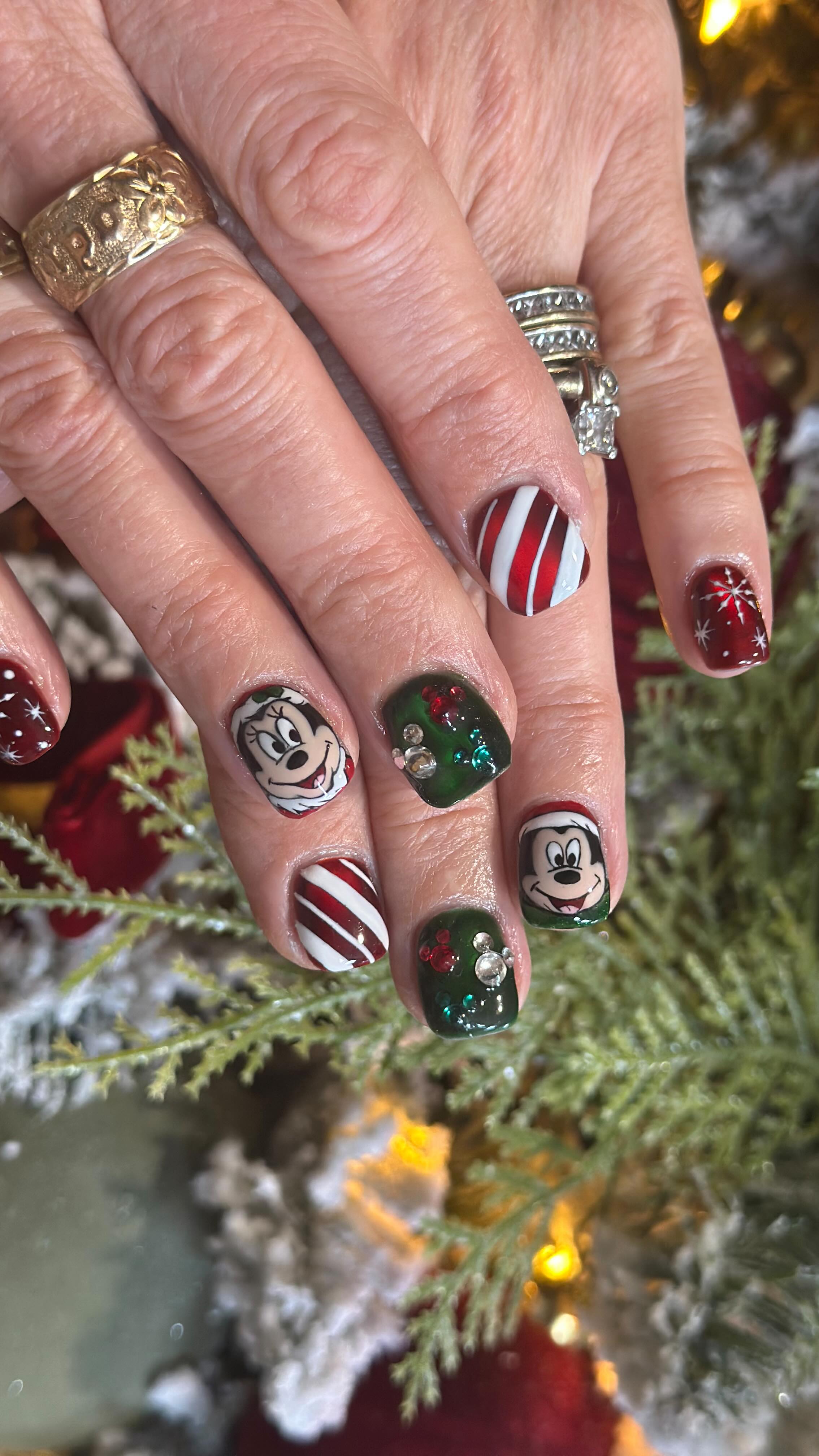 🎁✨ Minnie, Mickey, and a sprinkle of Christmas cheer
@coutureclawshawaii
#disneynails #disneychristmasnails #mickeymousenails #minniemousenails #mickeychristmasnails #disneyholidaynails #konanails #bigislandnails #coutureclaws #hawaiinails #konanailsalon #bigislandnailsalon #trendingnails #handpaintednails