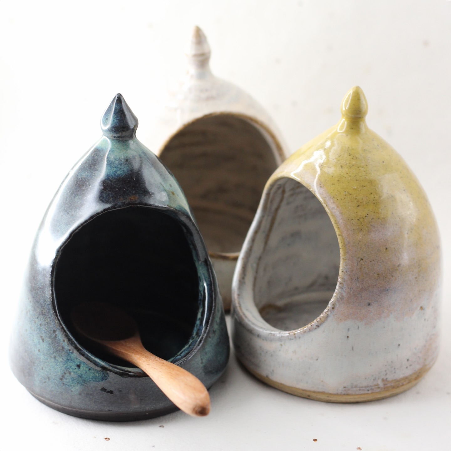 What’s the collective noun for a group of salt pigs? A flock? A drove? Or even a squeal of salt piglets? I’m not sure, but there’s some in my shop causing trouble 🐖🐖🐖🐖🐖🐖 - they’re brilliant next to your cooker or on the dining table or the perfect gift for your favourite foodie #saltpig #handthrownpottery #jenmakespots #foodiegifts