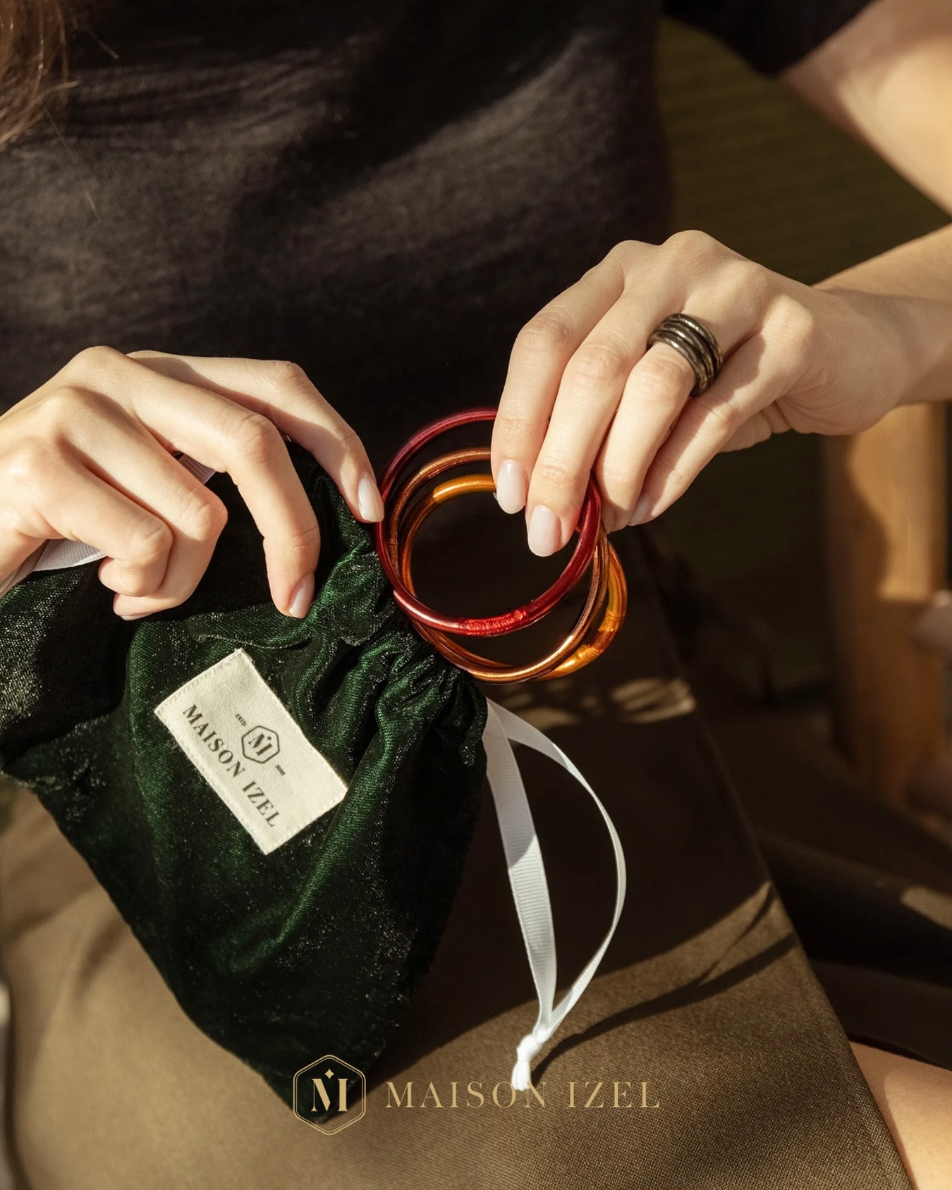✨ L’écrin parfait pour célébrer les fêtes ✨
Notre pochette en velours édition spéciale, en vert ou bordeaux, sublime vos bracelets maison izel pour offrir un cadeau raffiné et plein d’attentions 🎁💫
Réalisée dans un atelier éthique en Inde, fonctionnant à l’énergie solaire et engagé dans le zéro déchet, elle vous accompagne bien au-delà des fêtes : parfaite comme pochette maquillage ou pour ranger et transporter toute votre collection de joncs maison izel ✨💄🩷
Disponible seule ou en coffret, à retrouver dans la section cadeaux de notre boutique en ligne 🎄✨
#maisonizel #pochettevelours #cadeauxdefetes #ideescadeauxnoel #coffretcadeau #bijouxcreateur #joncsmaisonizel #artisanatethique #zerodechet #boutiqueenligne #noel2024 #cadeauelegant #pochettecadeau