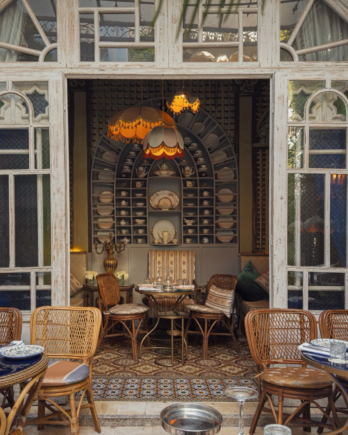 À la Villa Aaron, le temps ralentit.
Installez-vous et savourez une cuisine qui célèbre les beaux produits, la simplicité et l’art de recevoir.
Un déjeuner ici, c’est bien plus qu’un repas :
c’est une parenthèse douce, un moment à partager, un goût de maison de famille où l’on revient toujours avec plaisir.
Réservez votre table et profitez d’une pause élégante, chaleureuse… et délicieusement Villa Aaron.
@amazozgroup
𝕆𝕦𝕧𝕖𝕣𝕥 𝟙𝟚:𝟘𝟘 - 𝟘𝟚:𝟘𝟘 / 𝟟/𝟟
𝑹𝒆́𝒔𝒆𝒓𝒗𝒂𝒕𝒊𝒐𝒏 🔗 𝒆𝒏 𝒃𝒊𝒐
𝑴𝒂𝒊𝒔𝒐𝒏 𝒅𝒆 𝒇𝒂𝒎𝒊𝒍𝒍𝒆 𝒆𝒕 𝒅𝒆 𝒇𝒆̂𝒕𝒆𝒔 𝒅𝒆𝒑𝒖𝒊𝒔 𝟏𝟗𝟑𝟔 𝑪𝒖𝒊𝒔𝒊𝒏𝒆 𝒂̀ 𝒑𝒂𝒓𝒕𝒂𝒈𝒆𝒓
#villaaaronmarrakech
#babaaaron
#maisondefêtes
#marrakechmedina
#restaurantvintage
#DécorationVintage
#restaurantmaisondefamille
#ambiancenostalgique
#décorétro
#momentsenfamille