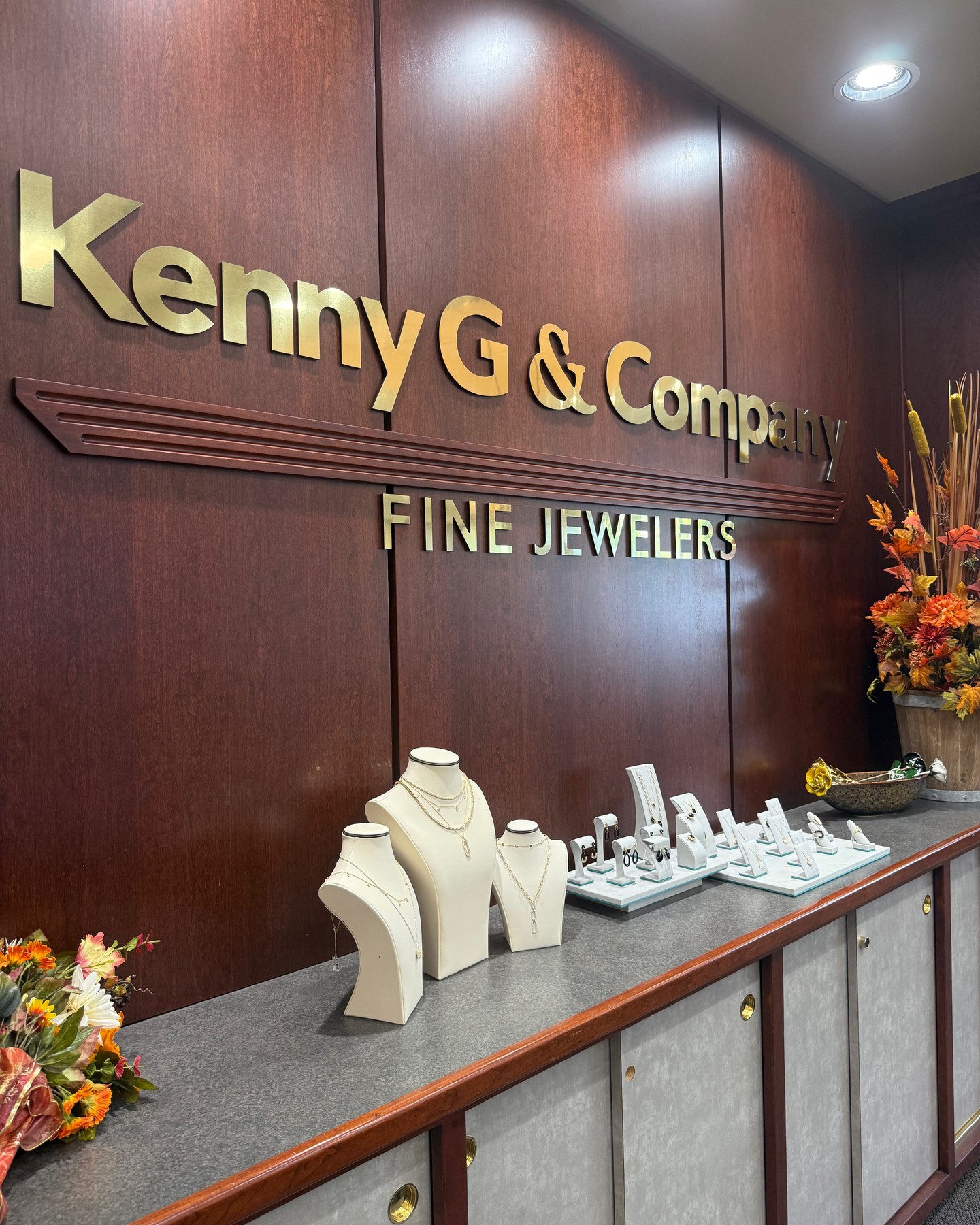 Treat the ones you love (or yourself) this holiday season. 💍✨
Visit @kennygandcompany for fine jewelry, custom designs, and luxury watches. Plus, shop pieces by the most renowned jewelry designers.
For more shopping ideas click the link in bio.
#fountainsatrsvl #rosevilleca #placercounty #rosevilleshopping #kennygandcompany