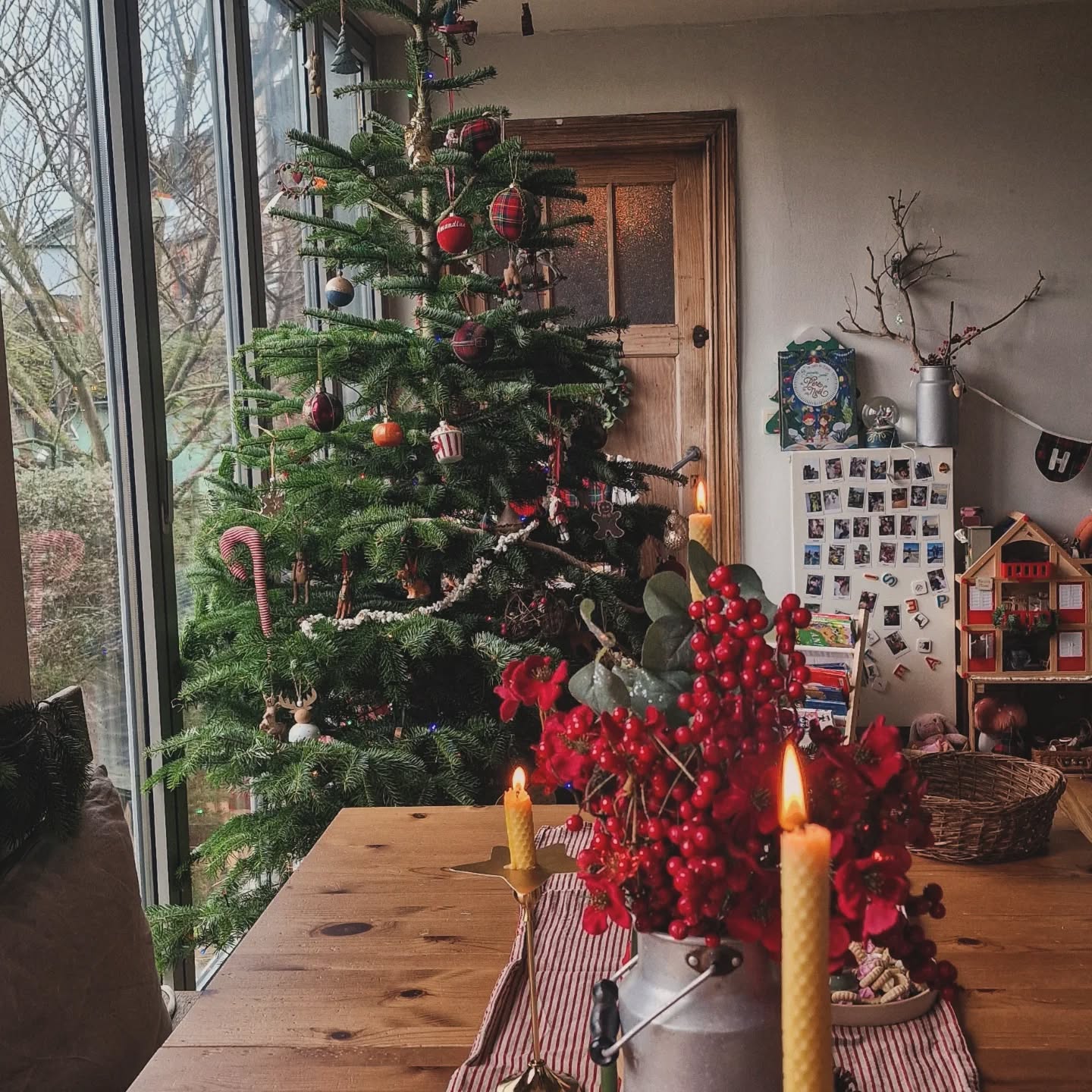 #goodmorning ❄️ on rêve de neige et de Noël blanc par ici 💭
--- 🎄 ---
Les jours s'écoulent trop vite à mon goût, petit manège de ces moments qui remplissent de magie le quotidien :
⭐️ jolie table de fête
⭐️ petite noisette grandit et dort dans son lit
⭐️ une bande de lutin cousin filou
⭐️ une nouvelle recette délicieuse de @carofromwoodland
⭐️garder son âme d'enfant
⭐️ les câlins
⭐️ rock'n'roll baby mais où sont mes bouchons ?!
⭐️ Mère Noël et Père Noël les plus craquant du monde
⭐️un Potiron d'amour
⭐️passion #harrypotter débloqué
⭐️bébé sourire
⭐️un lapin dans une maison de poupée
--- 📚 ---
Pour le moment nos lectures varient entre le #harrypotter illustré et les livres de Noël 📚
--- 🎄 ---
Et toi ? Ta semaine ? Tes lectures ? Tes petits bonheurs-plaisirs ? Raconte-moi 🤓
Douce semaine 🎄📚💭
#christmasiscoming #littleboy #babygirl #familylover #familyholidays #familytime #littlemoments #petitsbonheurs #petitsriens #lectureencours #lundifourretout