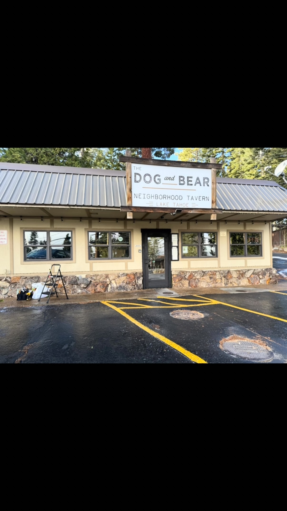 Just a little before → after magic at @dogandbeartavern ✨
Same restaurant, slightly more festive mood. Thanks for the opportunity guys!
#garland #holidaydecor #evergreeninstall #tahoerestaurants #westshore