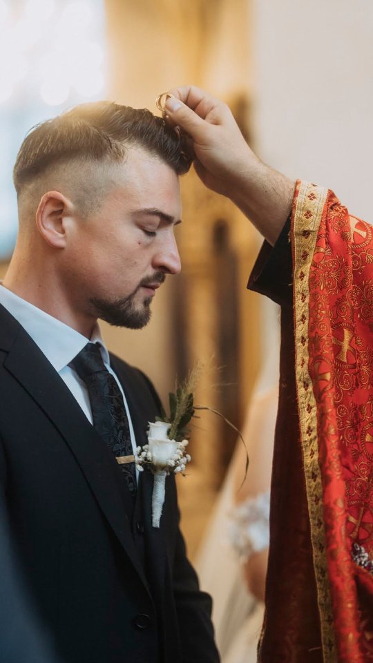 An einem verregneten Samstag im Oktober durfte ich meinen WDR Kollegen Lino und seine Braut Dimitra begleiten. Das Brautpaar hat sich in der Griechisch Orthodoxen Kirche st. Heribert in Deutz das Ja Wort gegeben. Für mich eine spannende Zeremonie, das Brautpaar hat mir im Vorfeld die Symbolik erklärt.
Die Griechisch-Orthodoxe Trauung ist tief symbolisch und emotional! Im Zentrum stehen die Krönung (Stefana), bei der dem Paar Kronen aufgesetzt werden, um es als König und Königin des eigenen Haushalts zu segnen. Danach umrunden Priester und Paar den Altar im „Tanz des Jesaja“, der die ewige Reise der Ehe symbolisiert, nachdem sie bereits die Ringe dreimal getauscht haben, um die Heilige Dreifaltigkeit zu ehren.
Wie ihr auf den Bildern sehen könnt, hat es nicht nur den ganzen Tag geregnet,die kurzen sonnigen Abschnitte haben wir für wunderschöne Fotos genutzt.
Vielen Dank für den wunderbaren Tag mit Euch.
#griechischorthodox