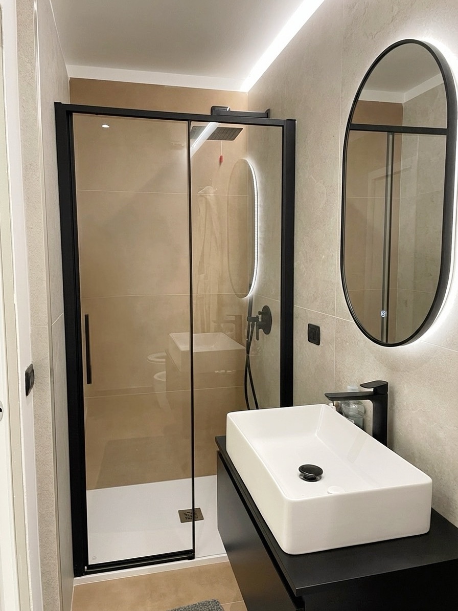 🎯 Il bagno per LUI, pensato per essere essenziale… ma con carattere.
Un ambiente che doveva essere essenziale, pratico e con un’identità decisa.
Abbiamo lavorato su una palette calda ma materica, capace di dare carattere senza appesantire lo spazio: un effetto pietra grigio caldo e terracotta per le pareti e dettagli neri che definiscono dettagli e geometrie.
La doccia in nicchia, il profilo nero del vetro e lo specchio retroilluminato creano un equilibrio tra eleganza e funzionalità.
Ogni dettaglio è stato progettato: dalla scelta dei rivestimenti al corretto allineamento delle lastre, fino alla gestione del cantiere per evitare imprevisti.
📐 Il risultato?
Un bagno che rispecchia perfettamente chi lo vive: ordinato, lineare, deciso… ma con quel tocco di comfort che fa la differenza.
📲 Se anche tu vuoi un bagno progettato a misura, scrivimi: trasformiamo il tuo spazio insieme.
.
.
.
#priastudio #interiordesignitalia #bagno_design #ristrutturarecasa #progettazionebagno #designmoderno #minimalwarm #quietluxuryhome #italiandesignstudio #beforeandafterhome #homerenovationitaly #arredobagno #interiorloversitaly #bathroominspo #italiandesigner #interiorarchitecture #designinspiration #warmminimalism #casedasogno