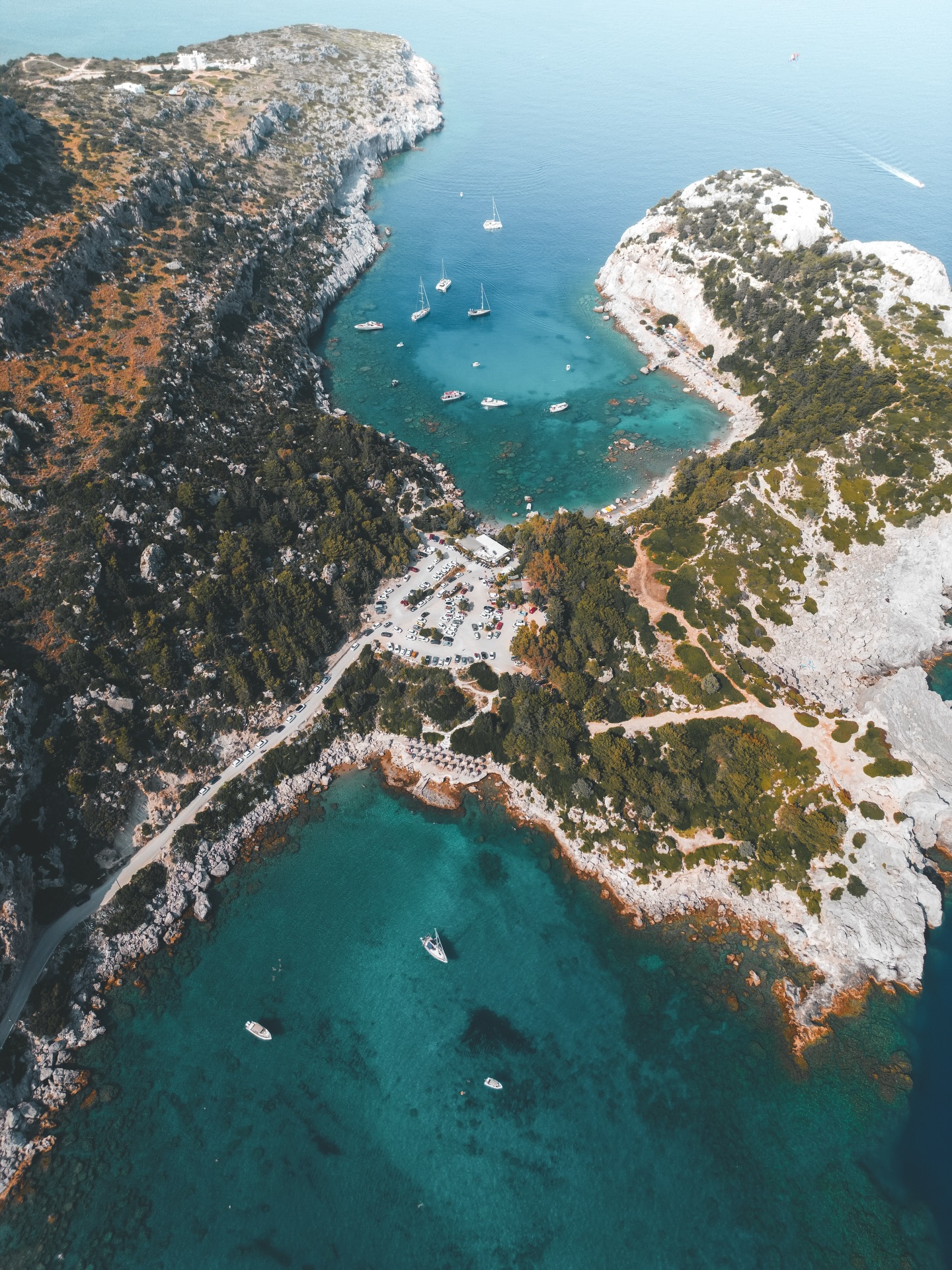 Die Anthony Quinn Bucht auf Rhodos ist nicht nur wegen ihres Wassers bekannt, sondern auch wegen ihrer Filmgeschichte. In den 1960er Jahren diente sie als Schauplatz für Szenen des Films Die Kanonen von Navarone. Seitdem haftet der Bucht dieser Name an, auch wenn Anthony Quinn selbst hier nie gewohnt hat.
Genau das macht den Ort ganz spannend. Die Kulisse ist fast unverändert geblieben. Felsen, die steil ins Meer fallen, eine enge Bucht, wenig Fläche am Ufer. Man versteht sofort, warum dieser Ort für einen Kriegsfilm funktioniert hat. Übersichtlich, dramatisch, klar begrenzt.
Heute ist davon natürlich nichts mehr übrig außer der Landschaft. Statt Filmcrew liegen Boote vor Anker, Menschen schnorcheln entlang der Felsen oder sitzen einfach am Wasser. Trotzdem hat die Bucht noch etwas romantische, auch wenn der Andrang manchmal ziemlich groß wird.
#rhodos #anthonyquinnbay #filmkulisse #diekanonenvonnavarone #griechenland #rhodosreise #travelgreece #fokusfernweh #reisefotografie #unterwegs