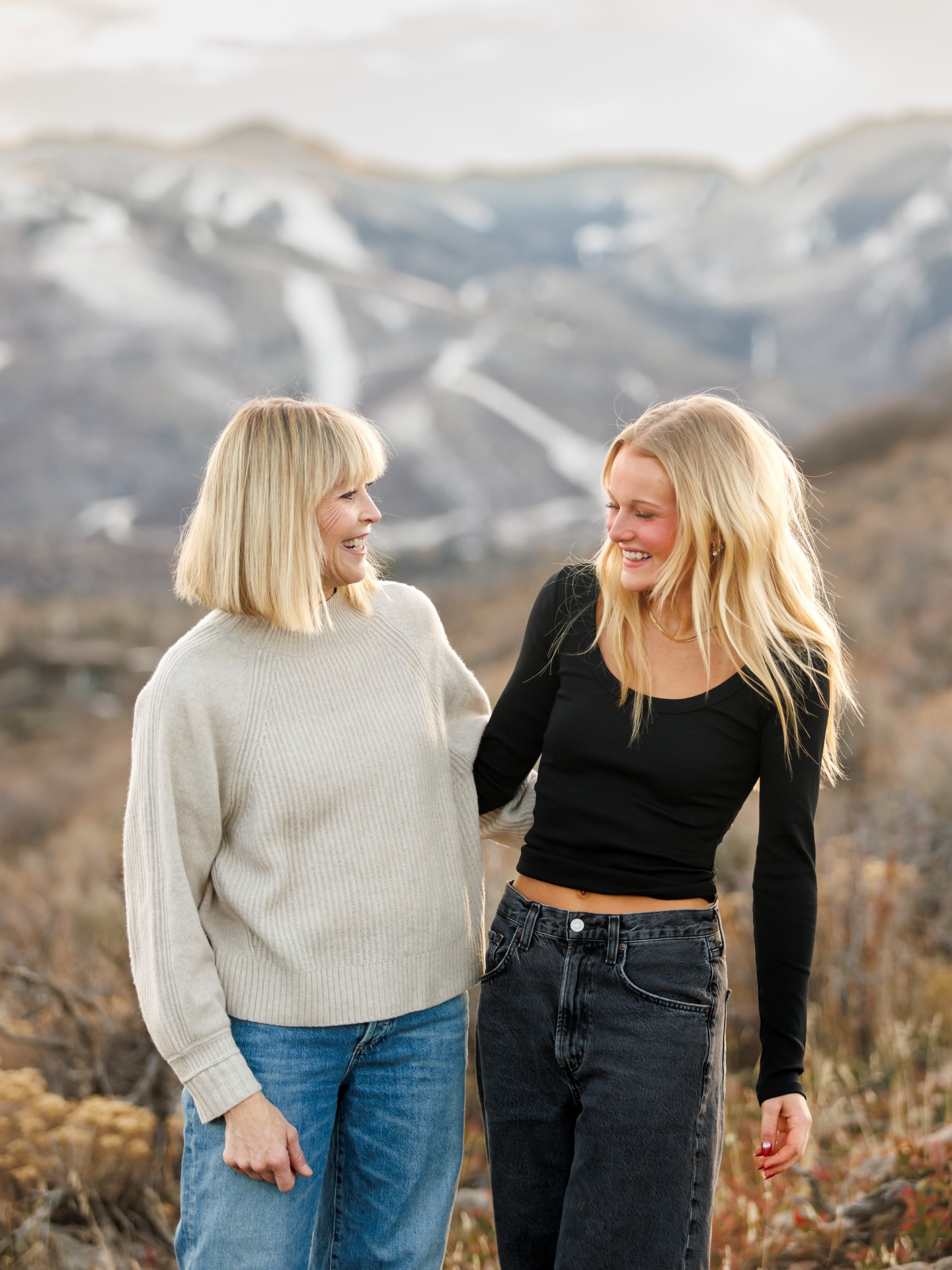 I loved this mother-daughter photo shoot! Such a cute duo. With a hint of winter. Hopefully more snow to come ❄️🙏
#parkcityphotographer #parkcityphotography #parkcityutah