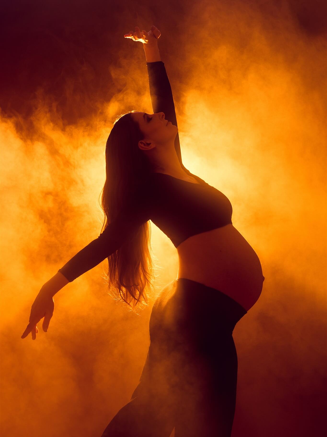 Eve werd aangetrokken tot mijn creatiever werk als fotograaf. Ze had twee heel duidelijke concepten in haar hoofd voor haar zwangerschap maar de kernwoorden waren kracht, vrouwelijkheid maar ook zachtheid.
Eve danst en ik vond het heel mooi om haar silhouette vast te leggen. Het lijkt bijna alsof ze op een podium staat.
Mercietjes aan @elise.vanderbruggen voor de assistentie met de rook 😘
#zwangerschap #zwangerschapsfotografie #maternitysession #creativesession