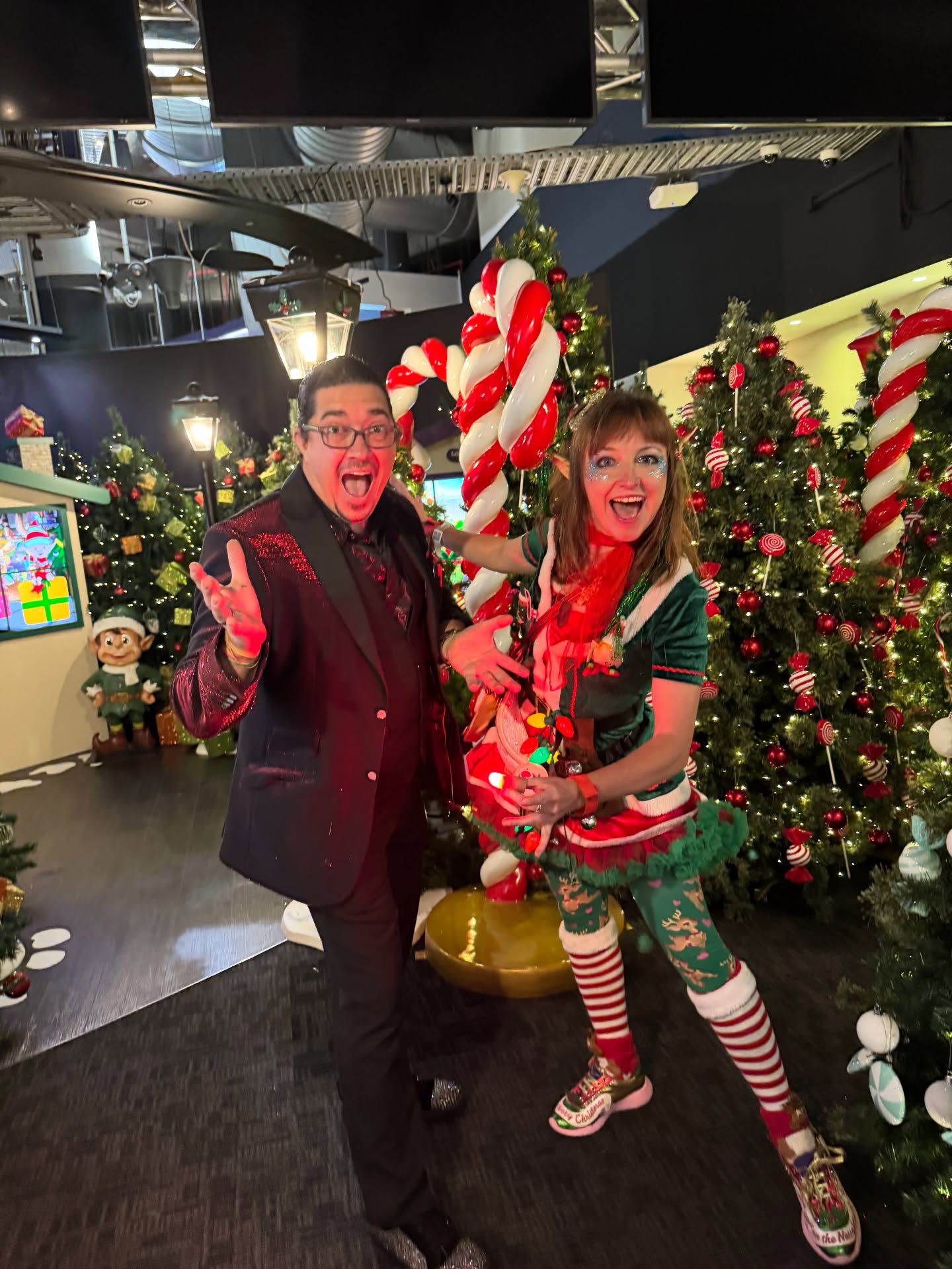 Come see some close up magic and the crazy Shenanagins of an elf from the North Pole Sparkle spell aka @magicmonaandfriends tomorrow at the @skycityakl between 10-4pm.
We have been having a blast performing here weekly and look forward to seeing many of you tomorrow to spread the magic of Christmas with you .
#magic #aucklandmagician #xmasmagic #christmasmagic #magical #skycity