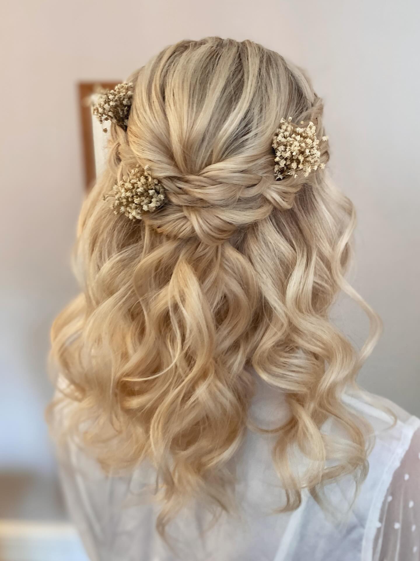 Cerys ✨🤍
One of my gorgeous October Brides who married at @donington_park_farmhouse on a gorgeous sunny autumnal day 🍁☀️ The morning was so peaceful with just herself, bridesmaid and mum sharing those first wedding prep moments with her.
Cerys was so invested in her hair and looked after it so well before the day - checking in with me along the way for recommendations and advice. And the result was this beautiful style on her wedding day 😍 Waves with braids, twists and dried flower pins from @lunaandwild.
Thanks so much for choosing me Cerys! It was such a pleasure 💖
@cerys_23xo
#bohobride #thewillowmarshfarm #bohoweddinghair #relaxedwedding #etherealbride #loughboroughwedding #tipiwedding #leicestershireweddings #leicesterwedding #meltonmowbraywedding #weddinghairleicester #weddinghairleicestershire #weddinghairloughborough #tipisatwhattonhouse #wonderlandweddingvenues #driedflowercomb #hairflowers #bridalhairflowers #lincolnshirebride #lincolnshireweddings #lincolnshirebride #lincolnshirebrides #weddinghairlincolnshire #weddinghairlincoln #autumnwedding #winterweddings #festivewedding #christmaswedding #stamfordhairstylist #leicesterwedding #loughboroughweddings #weddinghairleicester #doningtonparkfarmhouse