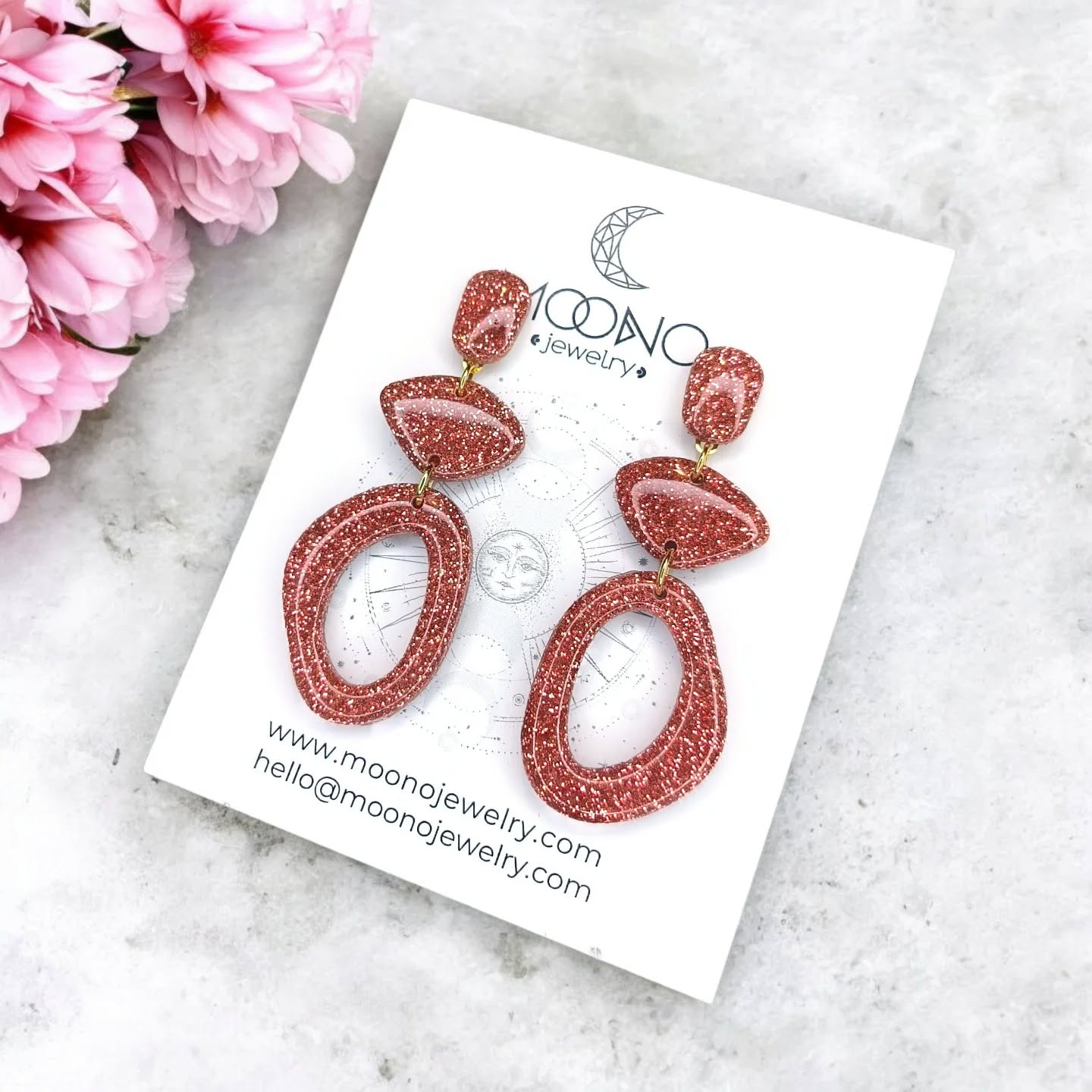 ✨ Funky Pebbles No. 3. extra csillogós rosegold 🌸
A kollekcióból több fazon és szín is elérhető az alábbi helyszíneken:
@prizmadesignerstore
@canaanconceptbeautystore
Webshop: www.moonojewelry.com
#moono #moonoékszer #egyediékszer #viseljszínt #színesékszer #fülbevaló #színtípusok #statementékszer #magyartervező #vegyélhazait #funkypebbles #újkollekció #localbrand #hungariandesign #hungariandesigner #earrings #statementearrings