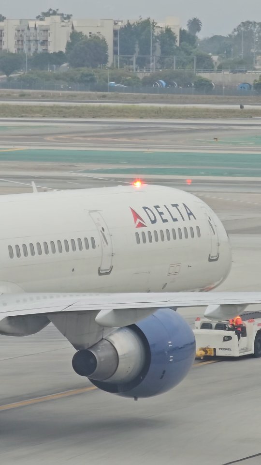 The 757...the finest narrowbody Boeing jet? 🤔 Let's hear your opinions! ⬇️
.
🏷 #deltaairlines #boeing757 #757 #757300 #boeing757lovers #airliner #airtravel #laxairport #airportvibes #avgeek