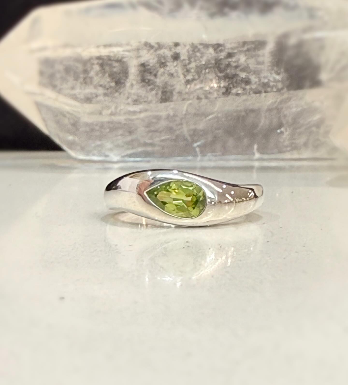 Peridot and silver 💚🎄
#peridotring #peridotearrings #newstock #handmadegifts #uniquejewellery #christmasgiftideas #manufacturingjeweller #leurajeweller #shoplocal #bluemountainsjewellery #ainsleyfinejewellery