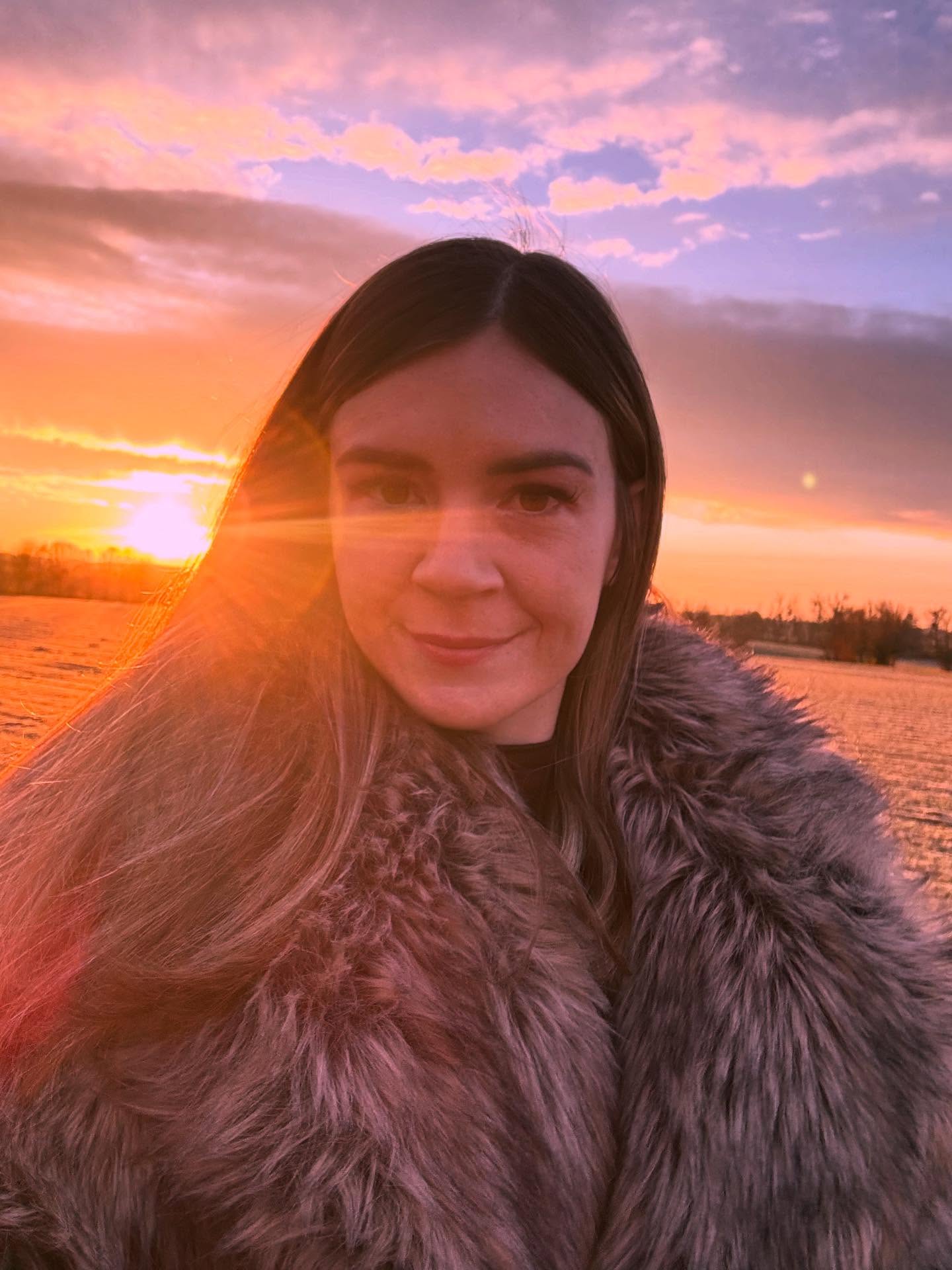 2025 tu m’as appris :
✨Que l’invisible ne m’abandonnera jamais
✨À continuer à me libérer de relations toxiques
✨À me libérer de ma loyauté familiale et de la culpabilité
✨À jongler entre ma vie de maman, mon couple et ma vie professionnelle
✨À me libérer de certains attachements
✨À reprendre mon pouvoir et ma liberté
✨À me choisir et m’écouter
✨À continuer à trouver ma justesse et mon positionnement
✨À retrouver mon axe et mon centre malgré le brouhaha et l’agitation extérieur
✨À continuer à m’affirmer et poser mes limites
✨À sortir du rôle de la sauveuse
✨À attendre et patienter…
✨À continuer de trouver ma sécurité intérieur
✨À prendre et trouver ma place en tant qu’accompagnante, femme-médecine
✨À continuer à développer ma guidance, ma puissance intuitive et la puissance de mes soins
✨À revenir dans le monde et continuer de me libérer de certaines croyances et illusions
✨ À m’apporter toujours plus d’amour, de douceur et de compassion
✨À continuer à expérimenter ma force malgré le chaos, les tempêtes et les diverses morts et renaissances qui se sont présentés à moi
✨ À continuer d’expérimenter que chaque expérience est un passage de compréhension, d’apprentissage et d’élévation même quand tout semble être au point mort
✨ Que mon âme est grande est empli de sagesse
✨ À trouver l’équilibre entre la matière et le sacré
✨ À m’allier à de nouveaux projets et collaborations
✨ À développer ma créativité, à semer et montrer davantage ma magie sans peur, ni honte
✨ À m’accepter comme je suis
✨ À faire confiance en la vie, mon chemin et me faire confiance
✨ À continuer à trouver l’équilibre entre mon énergie féminine et masculine
✨ À faire des choix, continuer à sortir de ma zone de confort
✨ À ne jamais m’abandonner, m’adapter, à me connaître et reconnaître davantage
✨ À m’ancrer et rester ancrer
✨ À sortir de certaines résistances, lâcher prise, me laisser porter, laisser aller et me laisser aller
✨ À faire de belles rencontres et m’apercevoir à quel point mon cœur est grand, puissant, magique sensible et à quel point j’aime les gens et le vivant 💗
À cette année, éreintante, fatiguante, remuante merci 🙏