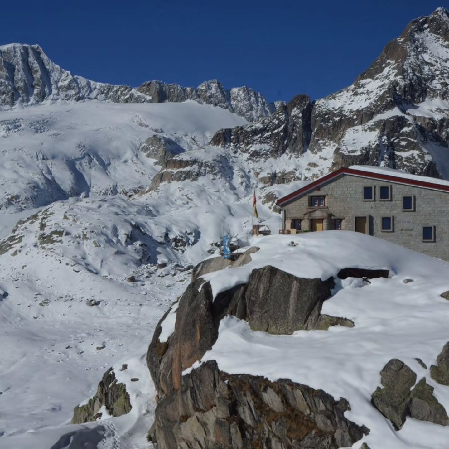 Mon refuge du 10 au 12 décembre : un retour aux sources, mais je serai très difficilement joignable.
A bientôt !
#raquettesaneige #uri #albertheimhütte #alpessuisses