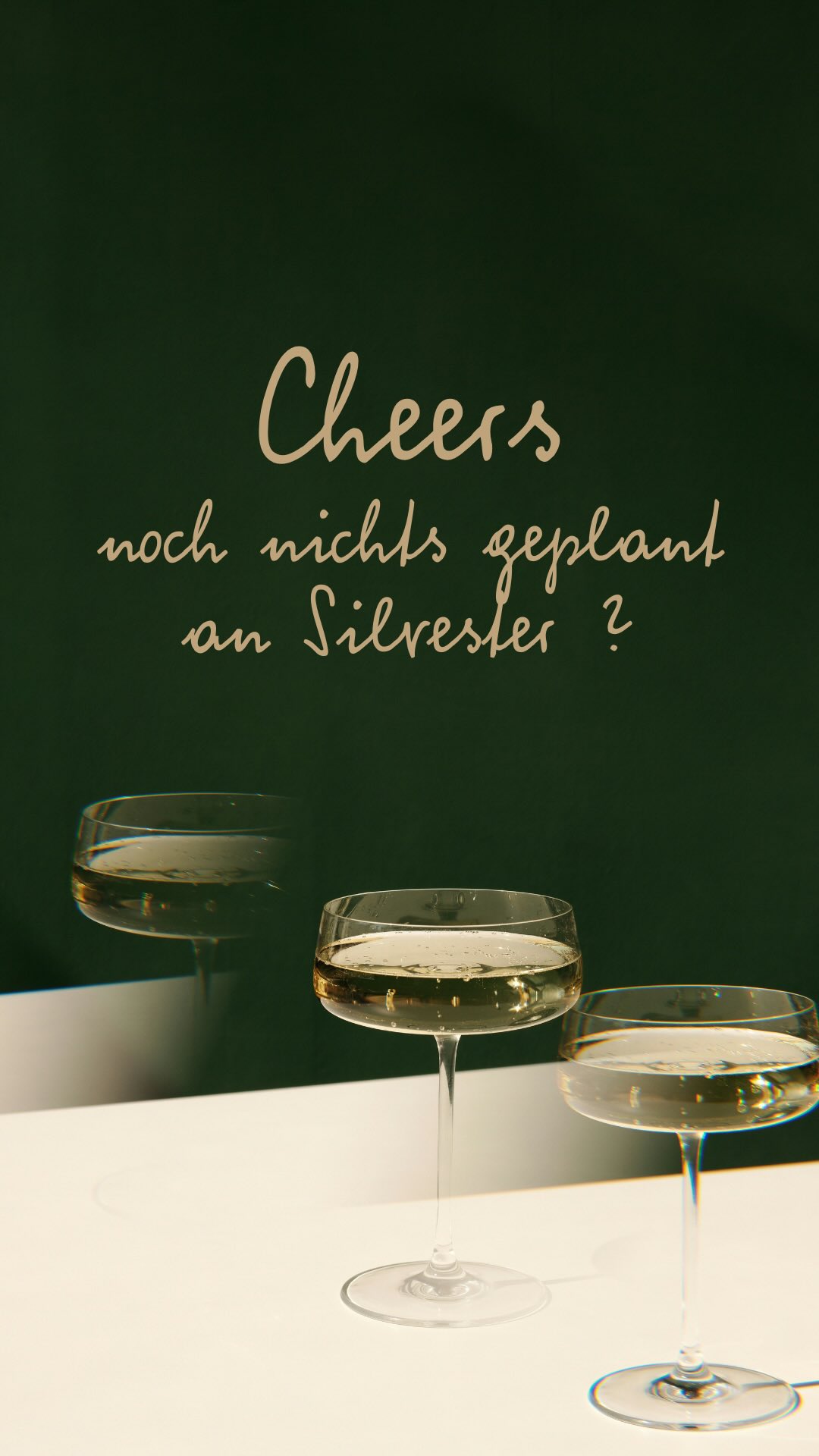 Der Jahreswechsel rückt näher – und für unser Silvestermenü gibt es nur noch wenige freie Tische.
Euch erwartet ein festlicher Abend von 19 bis 23 Uhr mit Begrüßungsgetränk, zwei Vorspeisen, der Wahl zwischen zwei Hauptgerichten und einem süßen Abschluss. Preis pro Person: 65 € (exkl. Getränke).
Wenn ihr dabei sein möchtet, reserviert einfach per Mail oder direkt über unsere Webseite.
Wir freuen uns darauf, gemeinsam mit euch ins neue Jahr zu starten.