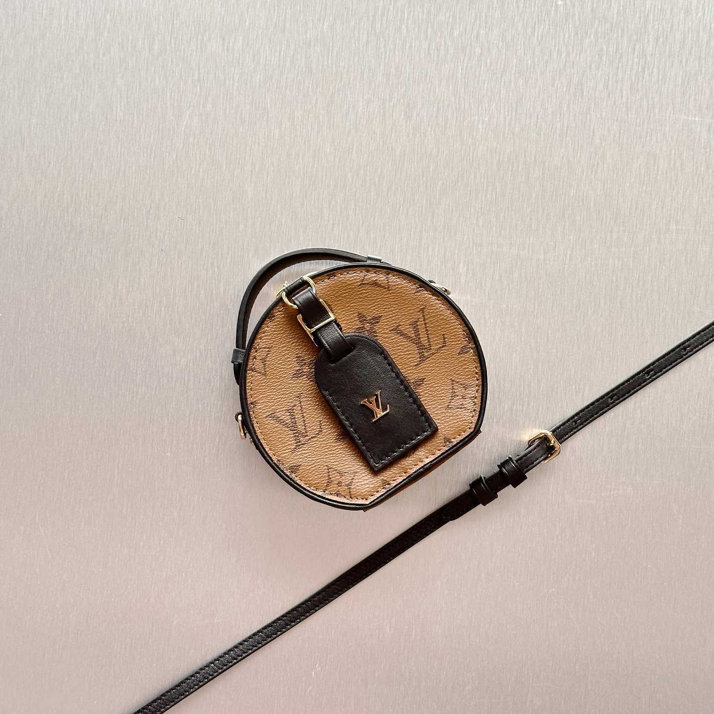 The Louis Vuitton Mini BoĂŽte Chapeau in Monogram Reverse is a compact statement piece with timeless LV elegance. Chic, structured, and perfect for adding a playful luxury touch to any outfit.
For more information, please refer to the website link provided in the bio.
Listing no: UK 3130
Opuluxe.sg is not affiliated to the brands featured. We are an independent consignment platform of authenticated luxury products. All trademarks and copyrights remain sole property of the brands.