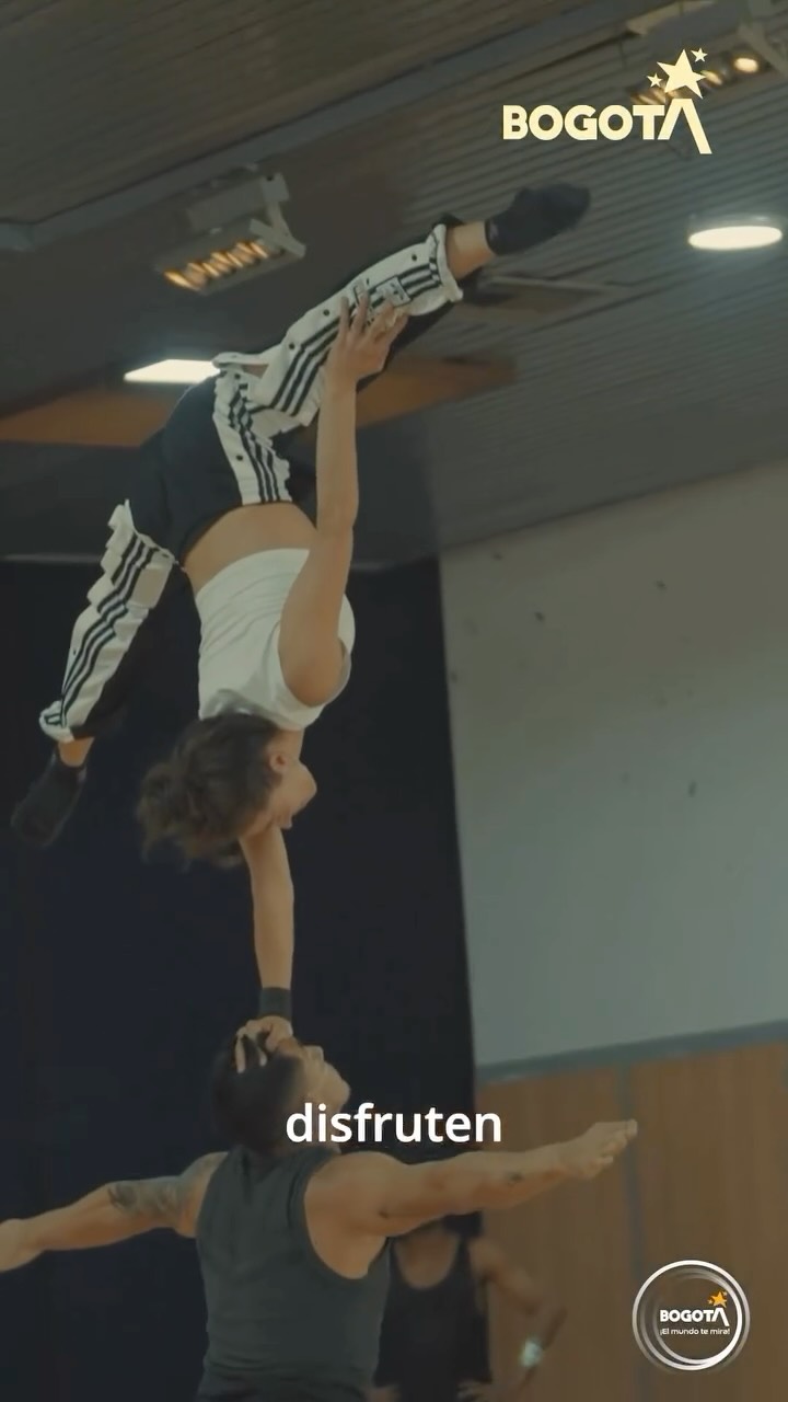 En Más Allá de las Nubes, no hay límites entre disciplinas.
Este combo increíble de artistas está ensayando sin descanso para regalarle a las familias bogotanas una magia que solo el arte en vivo puede lograr. ❤️
📅 13, 14 y 17 al 23 de diciembre
📍 Plaza Cultural La Santamaría
⏰ Funciones: 7:00 p.m. – 9:00 p.m.
🎟️ Entrada libre
La entrada es libre, pero la experiencia es de otro mundo. No dejes que te la cuenten, ven a vivirla con nosotros.
La Plaza se llena rápido porque la magia corre la voz.
Pronto Bogotá soñará más allá de las nubes en la Plaza Cultural La Santamaría. ☁️
@CulturaenBta @alcaldialocalsantafe @alcaldiadelacandelaria @idrdbogota @alcaldiabogota
#NavidadEsCultura2025 #BogotaSoñada #MasAllaDeLasNubes
Una producción de Al Alba Producciones en alianza con La Gata Cirko. @alalbaproducciones @lagatacirko
Dramaturgia: Johan Velandia @johanve_land
Producción general: Al Alba producciones @alalbaproducciones
Director artistico: Felipe Ortiz @felipe.moves
Directora circo: Luisa Montoya @luisa.lagatacirko
Dramaturgia: Johan Velandia @johanve_land
Coreografía: Gina Collazos @gicollazos
Coreografía de masas: Barbarana Pons @Barbypons
Asistente de circo: Jhon Yara @Jhonyarar
Asistente coreografía: Ingrid Londoño @ingriddanzapura
Realización de video: @colibri.film
Marketing digital: Bibiana Castillo @soybibicastillor