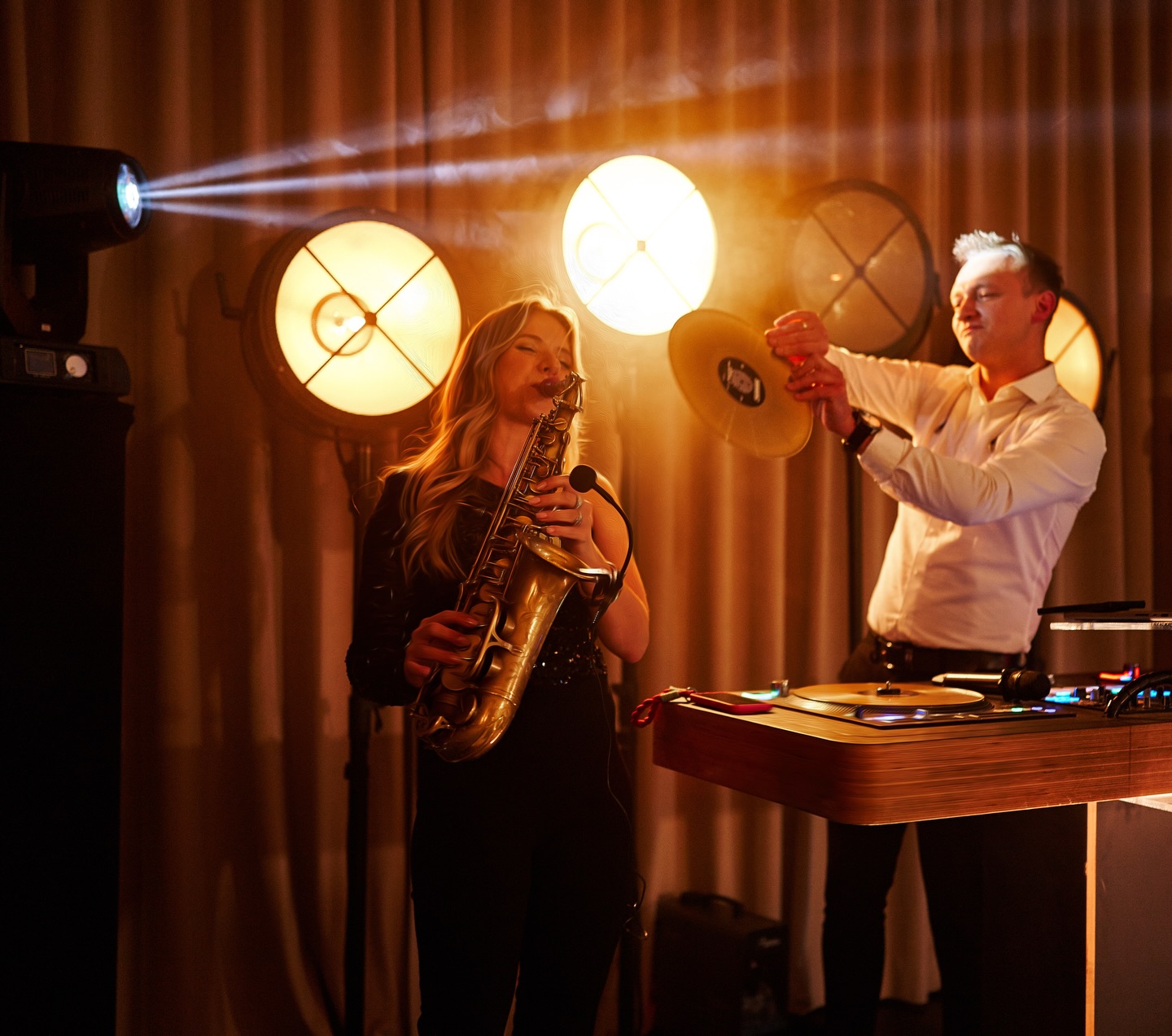 Na jednym zdjęciu; przyjaźń, nasz idealnie zgrany duet i podział obowiązków 🤗
Kiedy @asiasax robi ogień na parkiecie, ja dbam o odpowiednie chłodzenie 🔥🪭