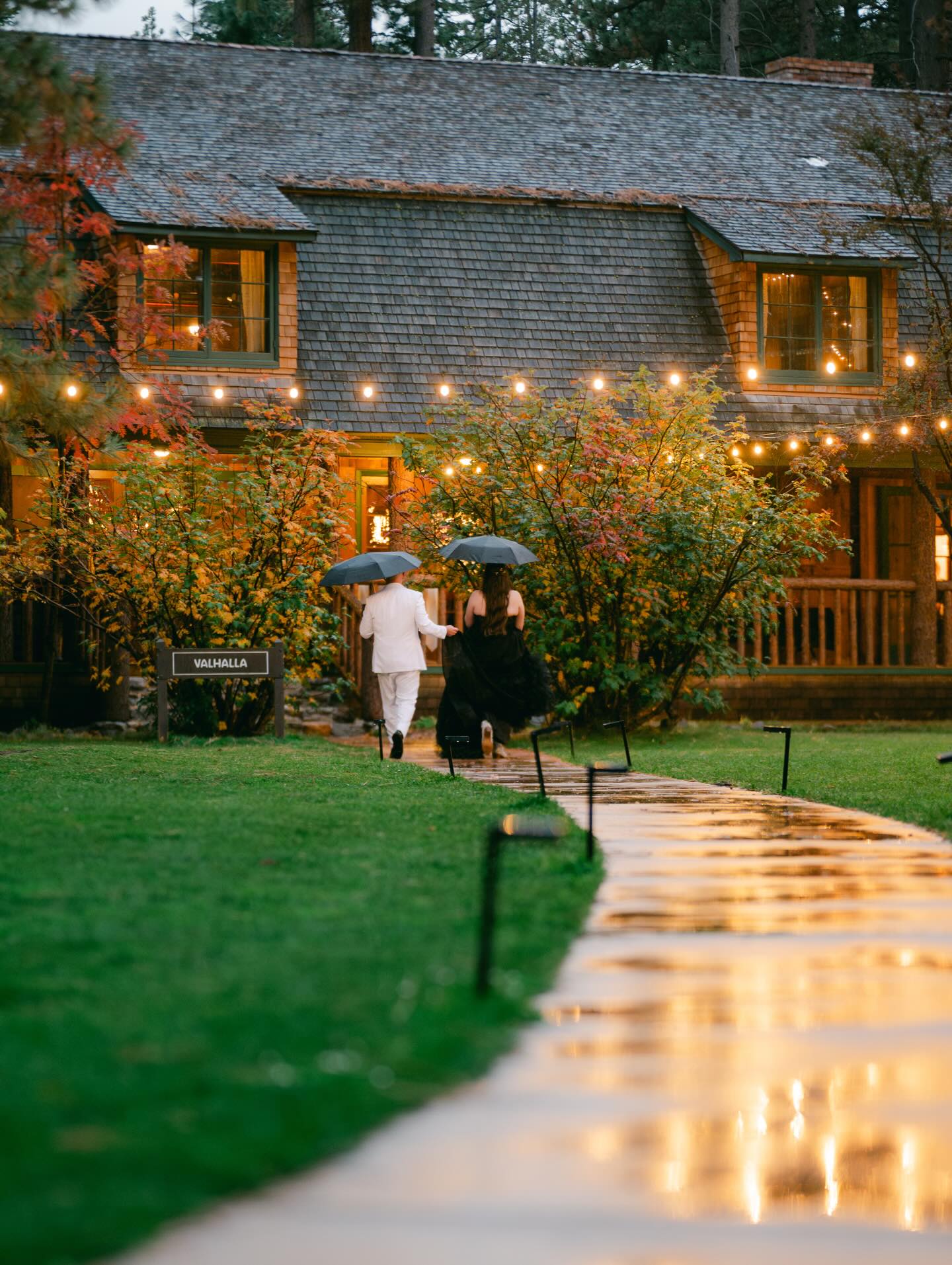 Rainy wedding day vibes by @elsaboscarello 🖤☔️