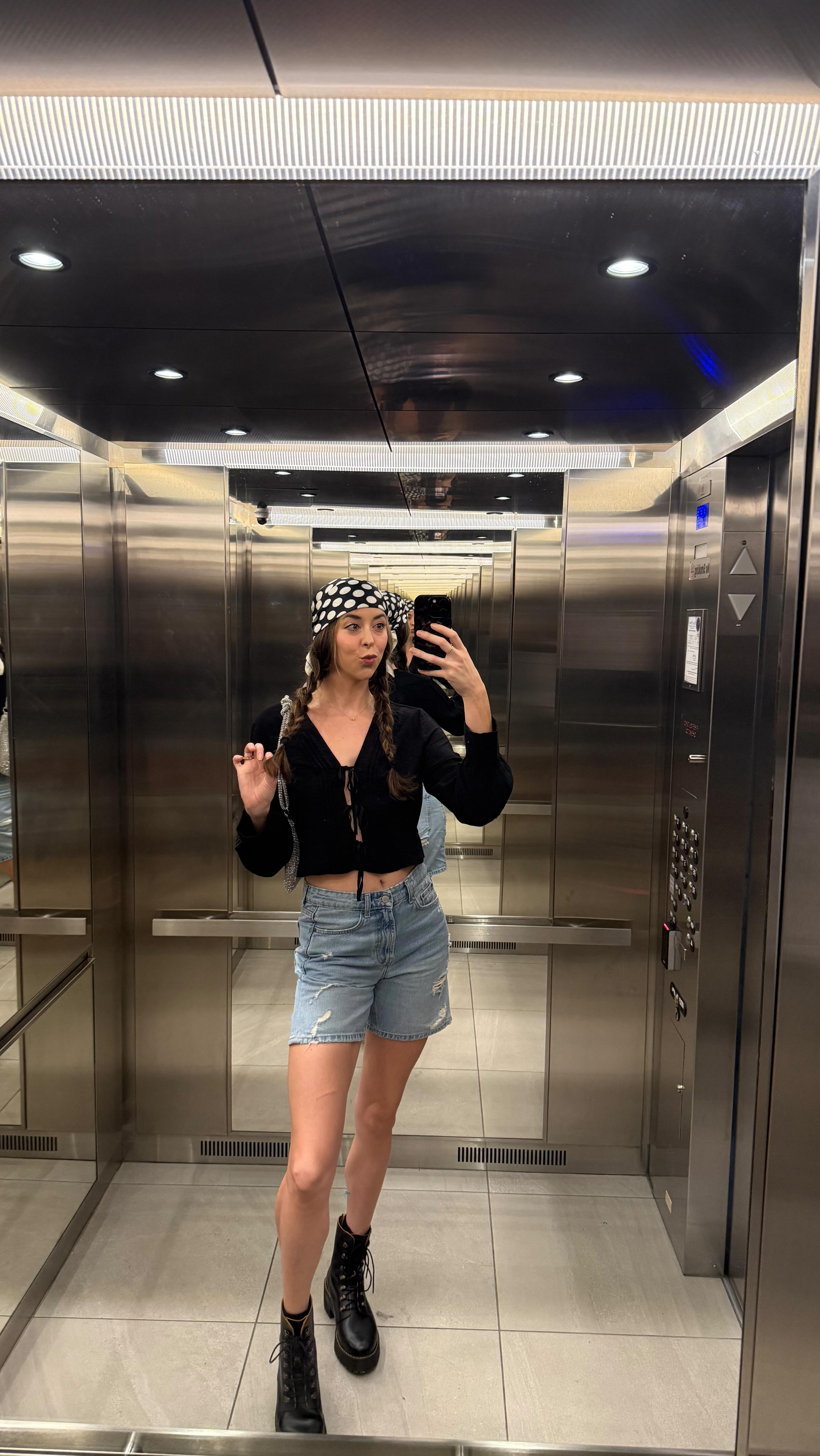 art basel last day!!! 💃🏻🎨💔🥱 (all the moods)
#edm #rave #artbasel #soloshow #worklife #musicdiscovery