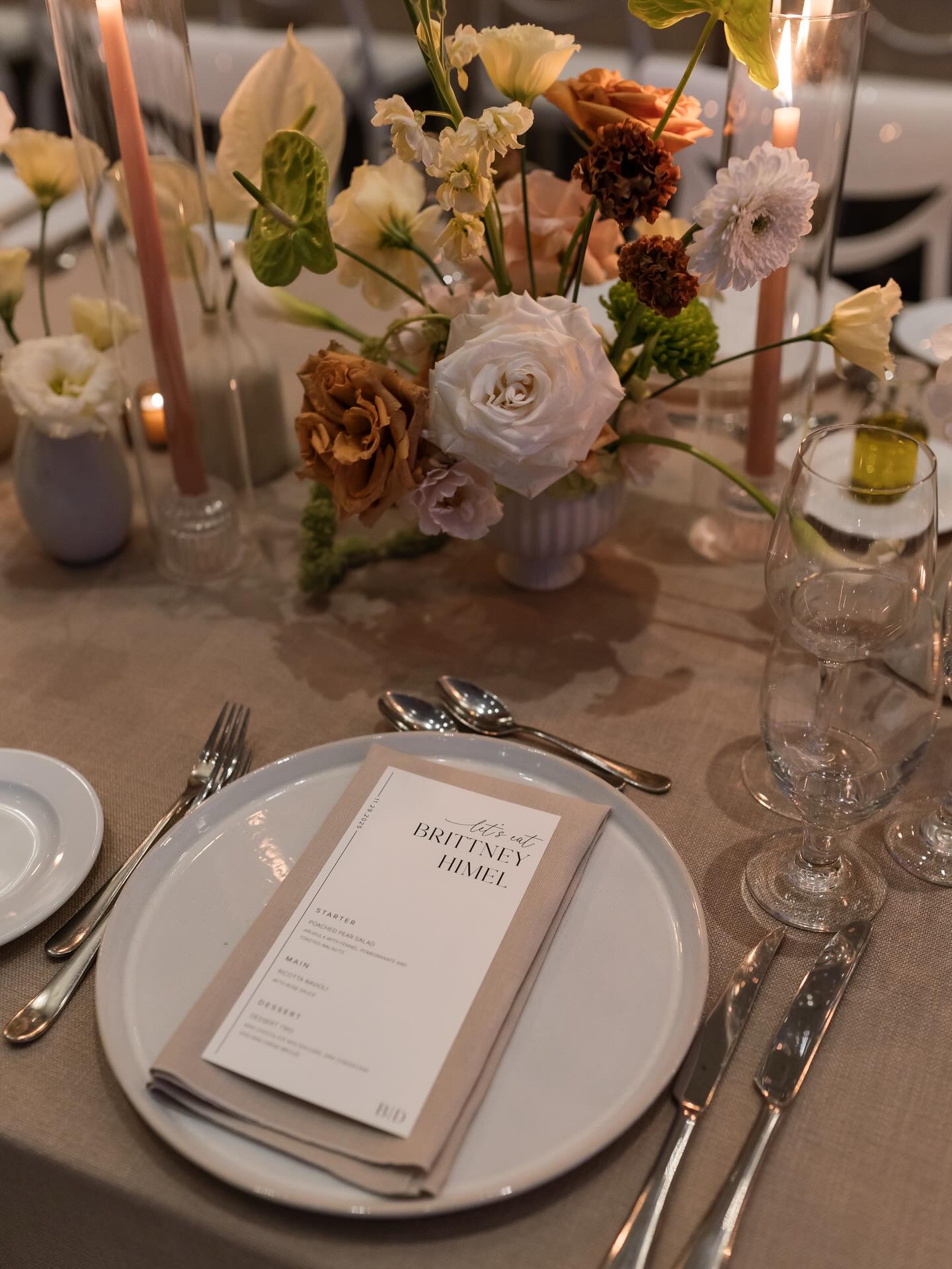 Personalized details and autumn tones, crafted to tell Brittney & Drew’s love story ❤️
Planner: @nicoleblairevents
Florals: @flowertreasures_