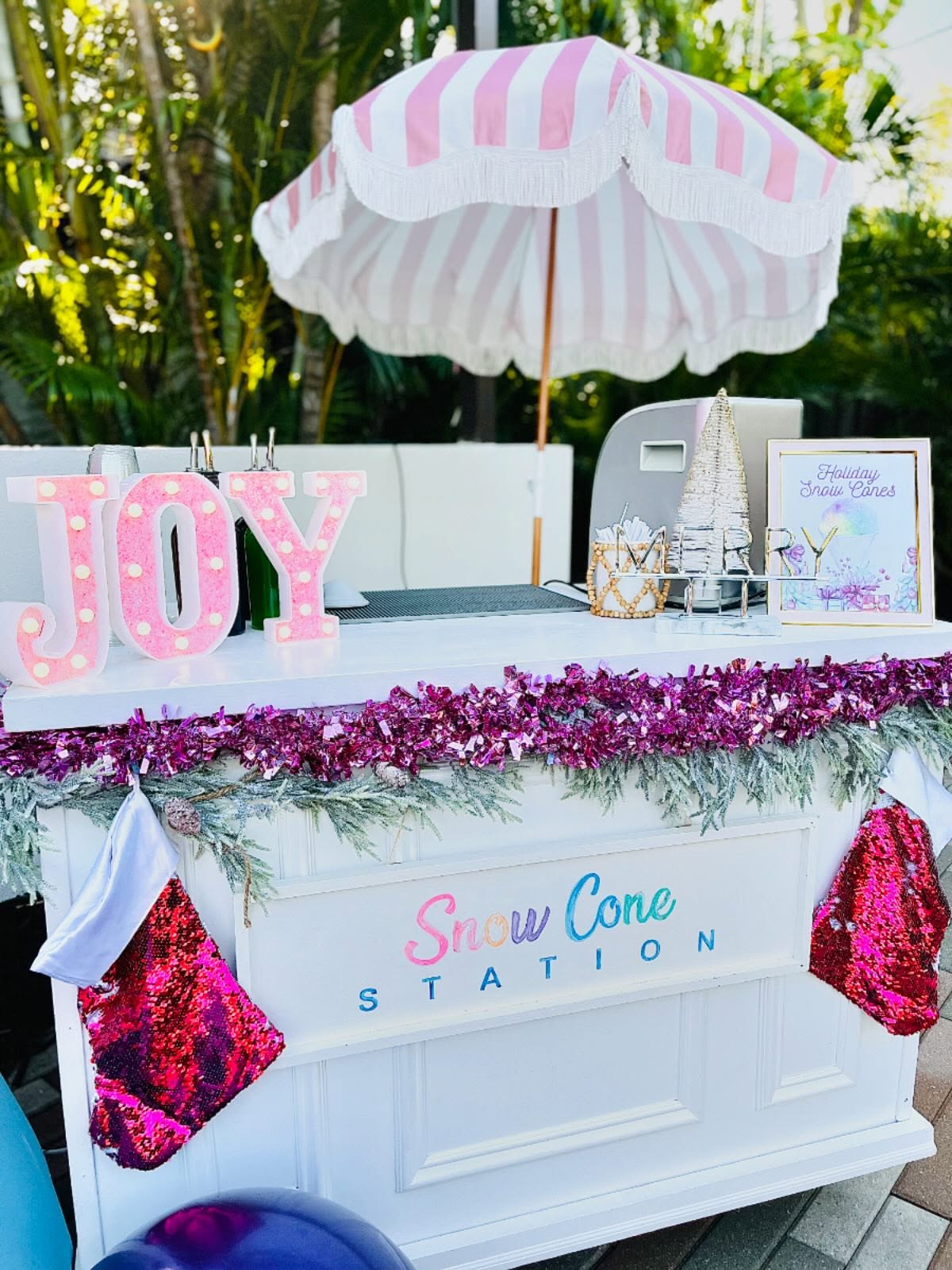 Holiday Snow Cones for the kiddos!!! 🍧
@junejewelry