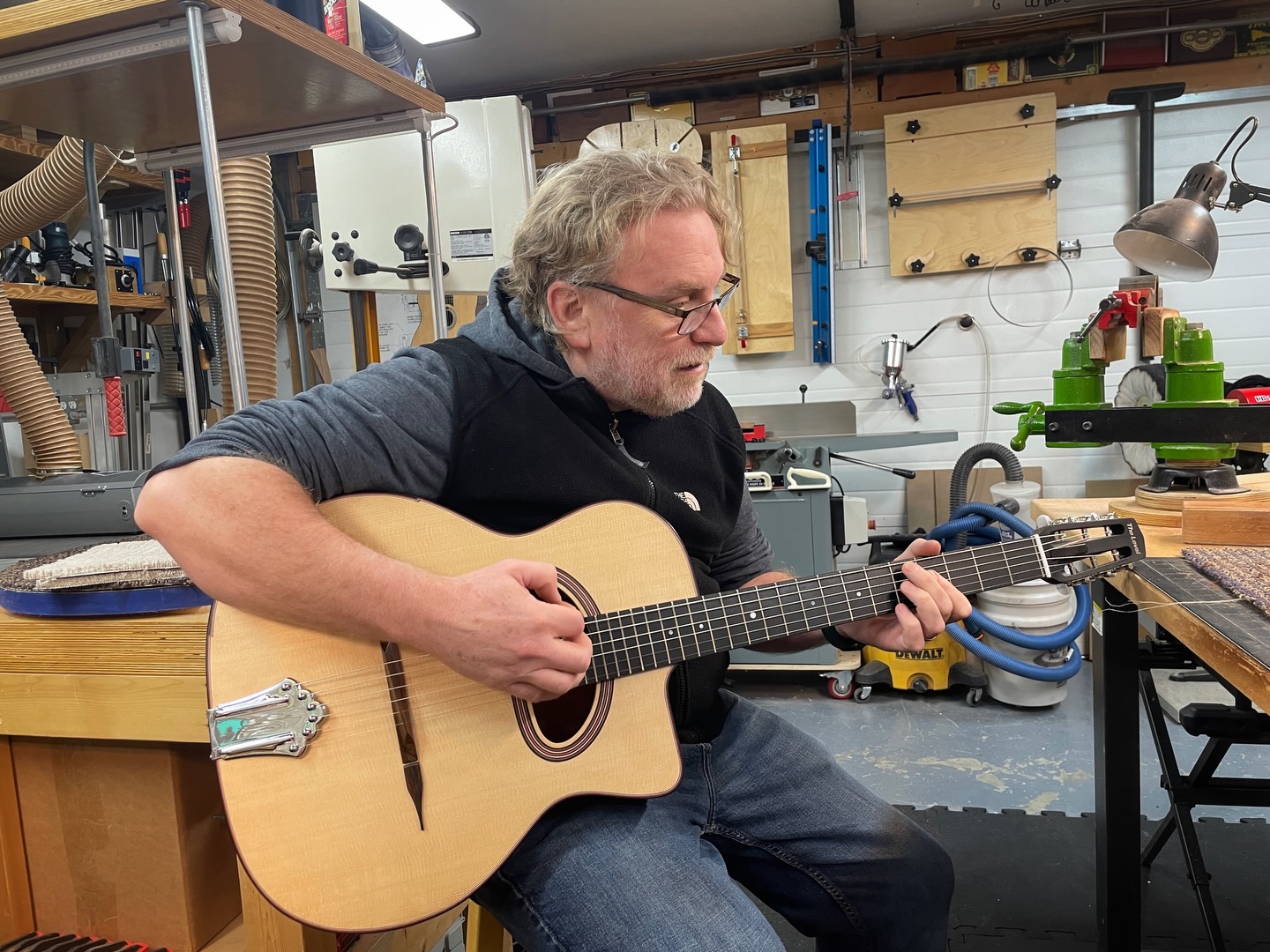Mike just wrapped up his Vagabond Gypsy guitar — and this one is something special.
French-polished Sitka spruce top, Ziricote back and sides, walnut neck, and a Castelluccia-style tailpiece. Real pliage built into the top for that authentic response and projection.
Big, bright, and wide open already — only going to get better with time.
Great work, Mike!
