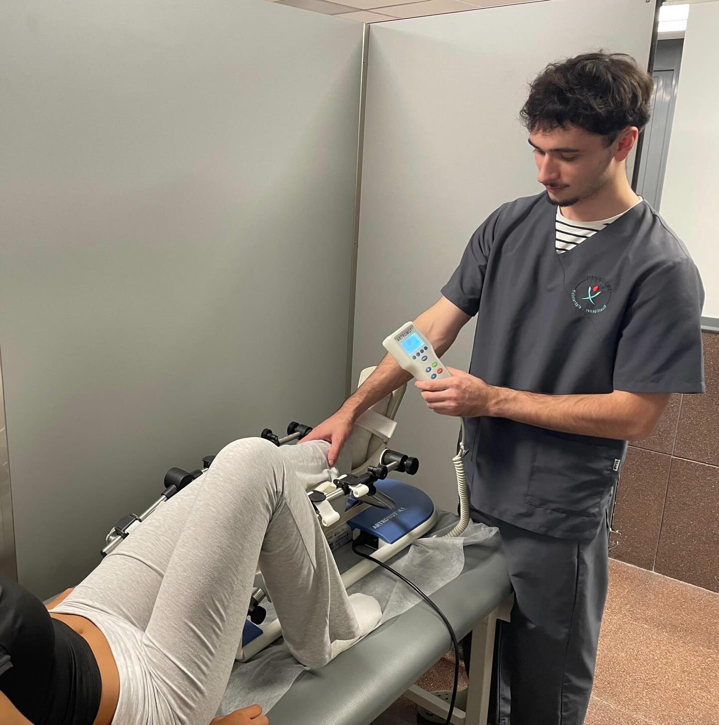 ¿Sabías que existe una técnica capaz de reducir la rigidez de la rodilla desde las primeras horas tras la operación? Empleamos la movilización pasiva continua para ayudar a nuestros pacientes a restaurar el rango de movimiento de sus rodillas reduciendo la rigidez y acelerando su curación. #clinicadefisioterapia #artromot #rehabilitaciondeportiva#fisioterapia#recuperacionderodilla