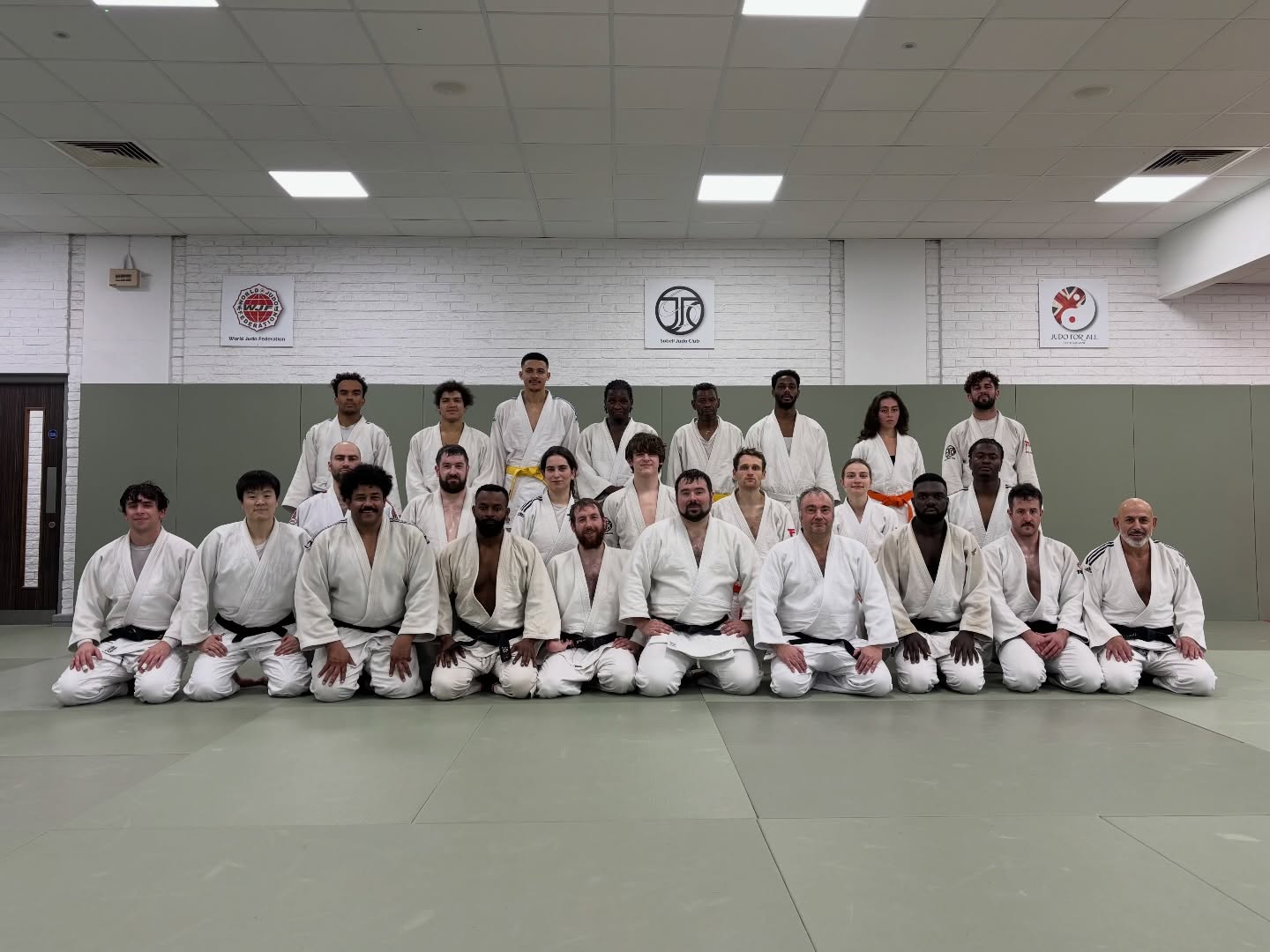 Fantastic senior randori session today. Lots of rounds across both tachi-waza and ne-waza. Thank you to our visitors from
@kitsunegarijudo
@camberleyjudoclub
@uljudo
@tokeijudobjj