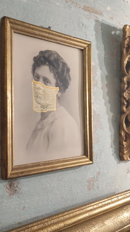 la BAD GIRLS COLLECTION si arricchisce di un nuovo pezzo.
"I'M STILL THE QUEEN OF THE CLUB"
ispirato a @myss.keta rapper dissacrante e misteriosa, irriverente bad girl per eccellenza.
Si aggiunge a
"MUM I GOT MY SEPTUM"
e "KEEP YOUR EYES SHUT BABY"
ancora disponibili in emporio.
Sono foto e cornici d'epoca, con un mio tocco swag.
#popartstyle
#emporiomikica