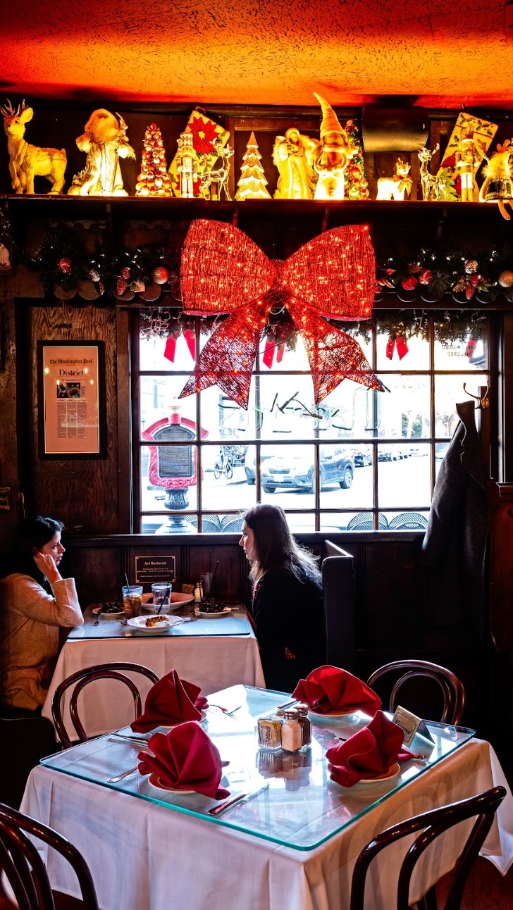 Celebrating Georgetown’s legacy businesses, and this one needs no introduction 🍽️✨
A Georgetown landmark since 1933, @martinstavern has welcomed generations of locals, visitors, and even presidents through its doors. From classic comfort dishes to the cozy corner booths where history has been made, Martin’s is where stories and traditions are shared over great food.
Whether it’s brunch with friends or a family dinner that turns into a tradition, there’s always a seat waiting for you at Martin’s.
And a special thanks to Martin’s Tavern for sponsoring this year’s Georgetown Main Street holiday ornaments! 🎄
#GeorgetownDC #LegacyBusiness #MartinsTavern #HappyHolidays